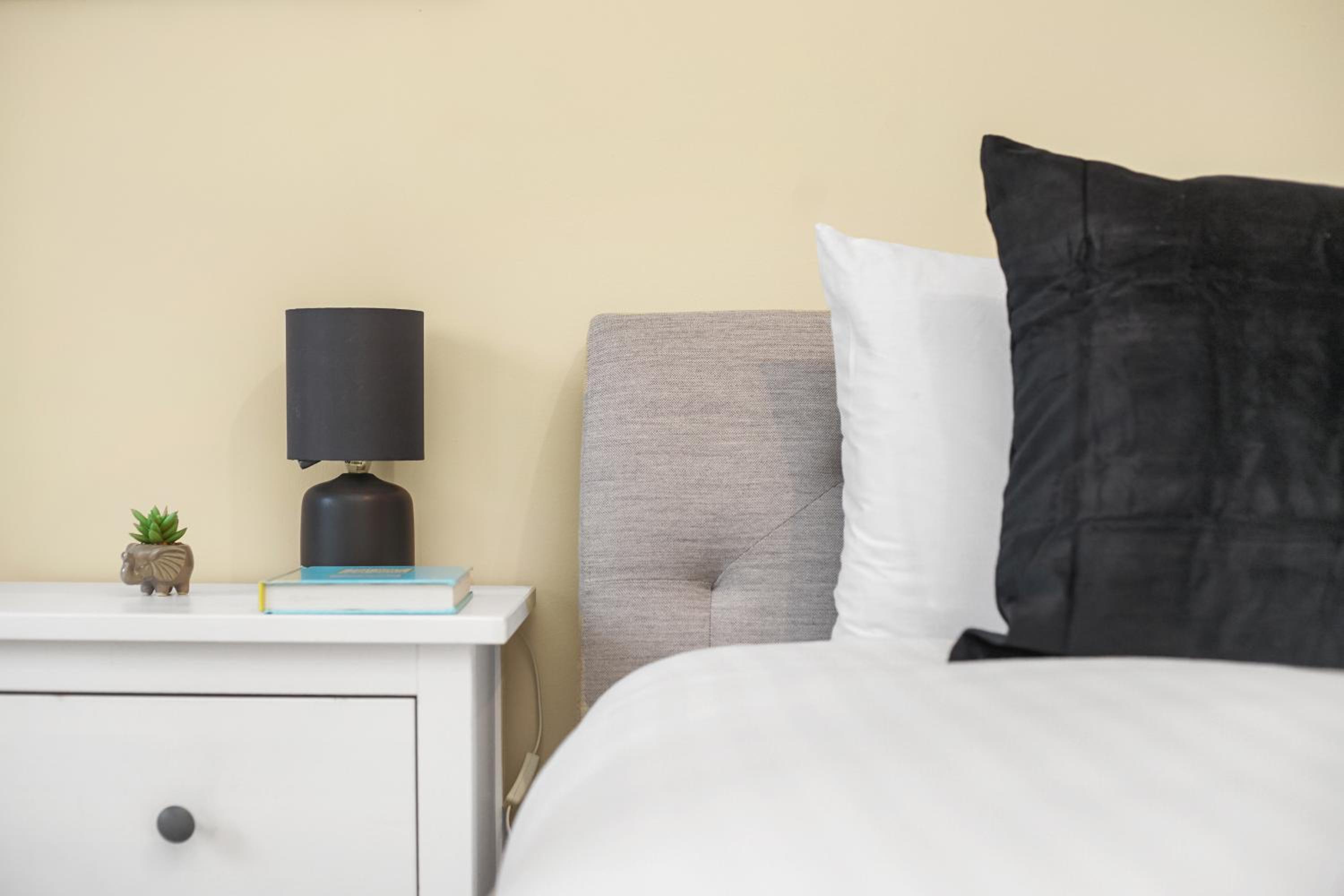 2 Bedroom Riverside Apartment Short Term Rental & Flexible Renting Canary Wharf!
