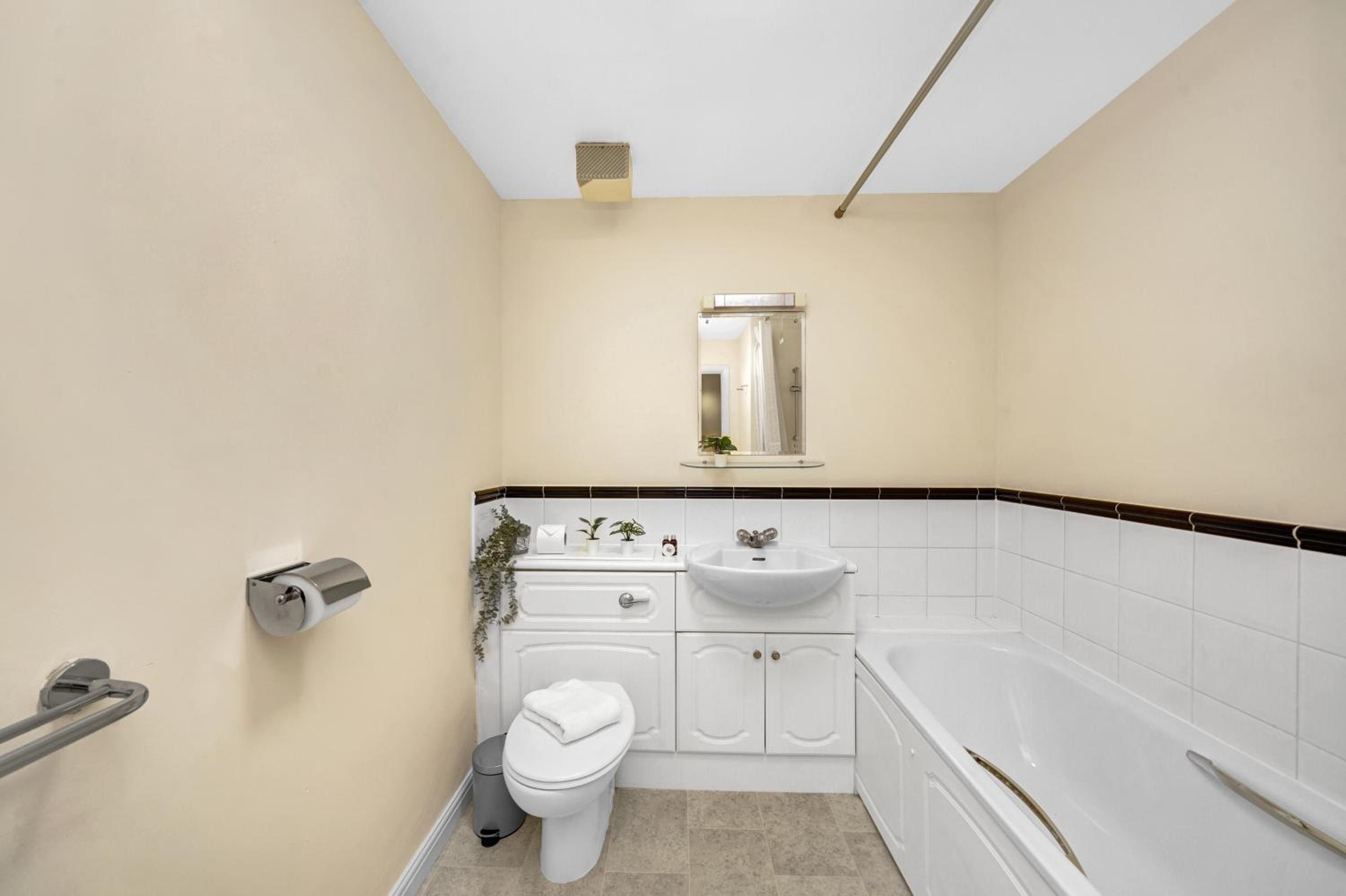2 Bedroom Riverside Apartment Short Term Rental & Flexible Renting Canary Wharf!