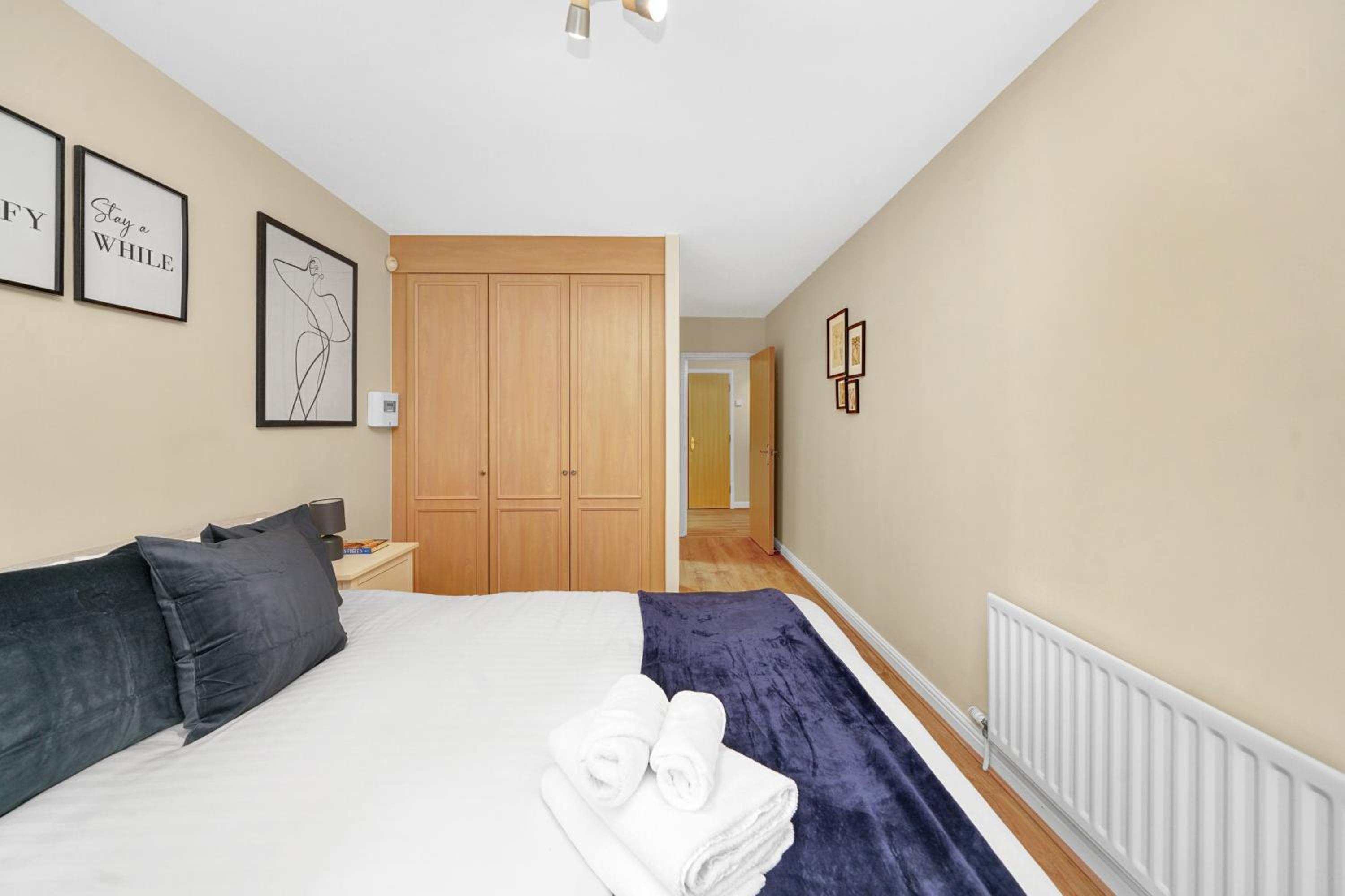 2 Bedroom Riverside Apartment Short Term Rental & Flexible Renting Canary Wharf!