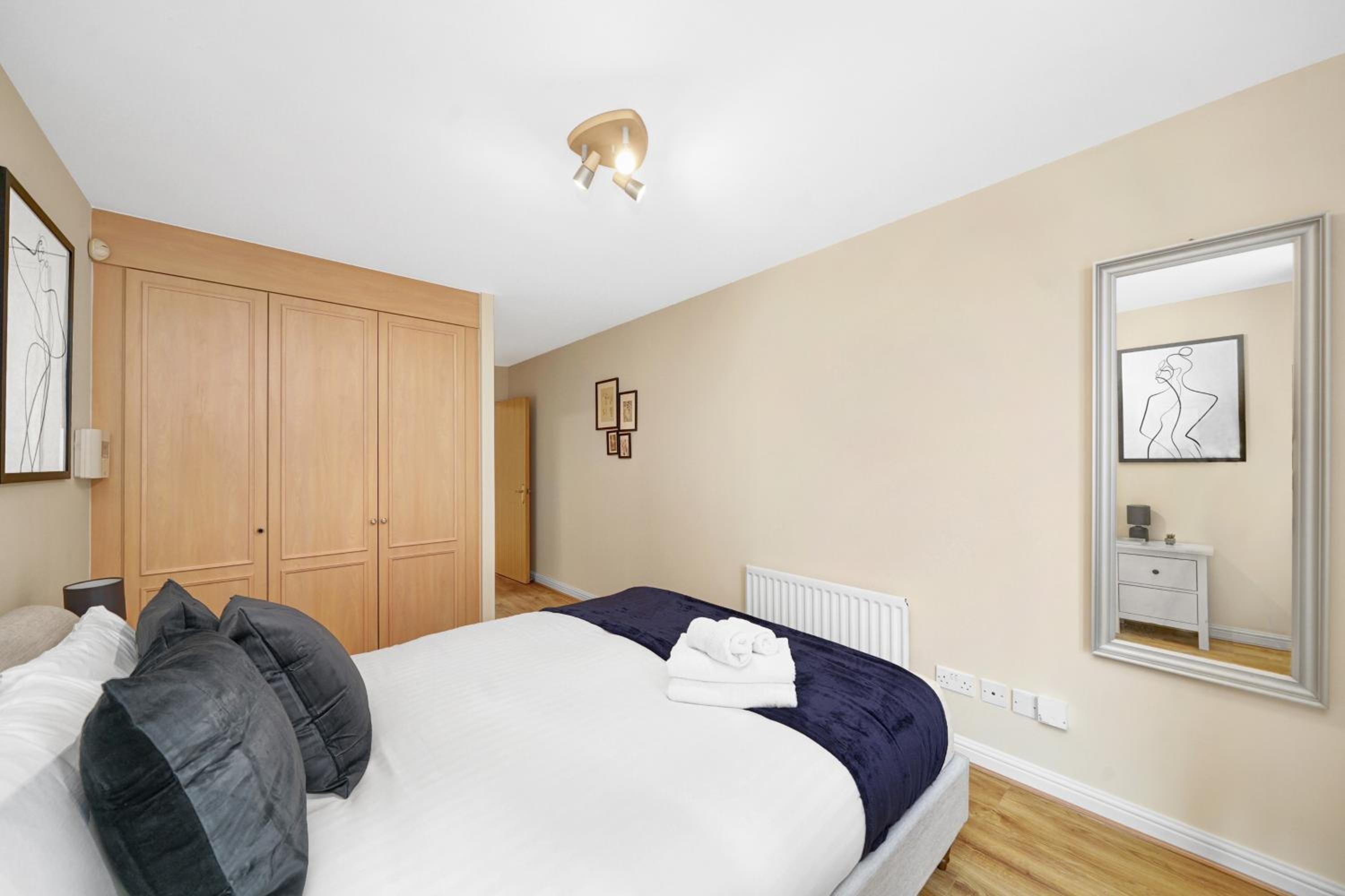 2 Bedroom Riverside Apartment Short Term Rental & Flexible Renting Canary Wharf!