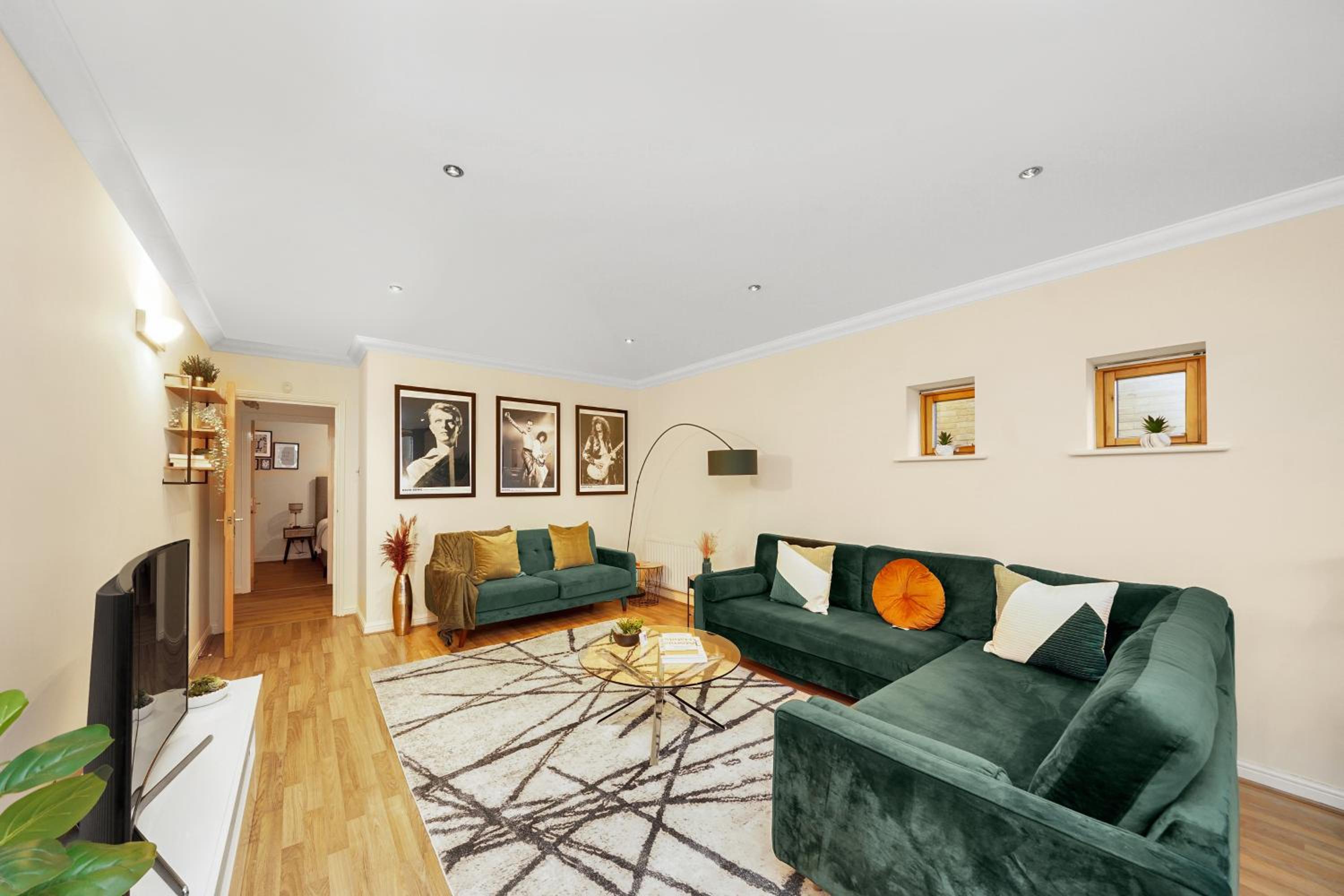 2 Bedroom Riverside Apartment Short Term Rental & Flexible Renting Canary Wharf!