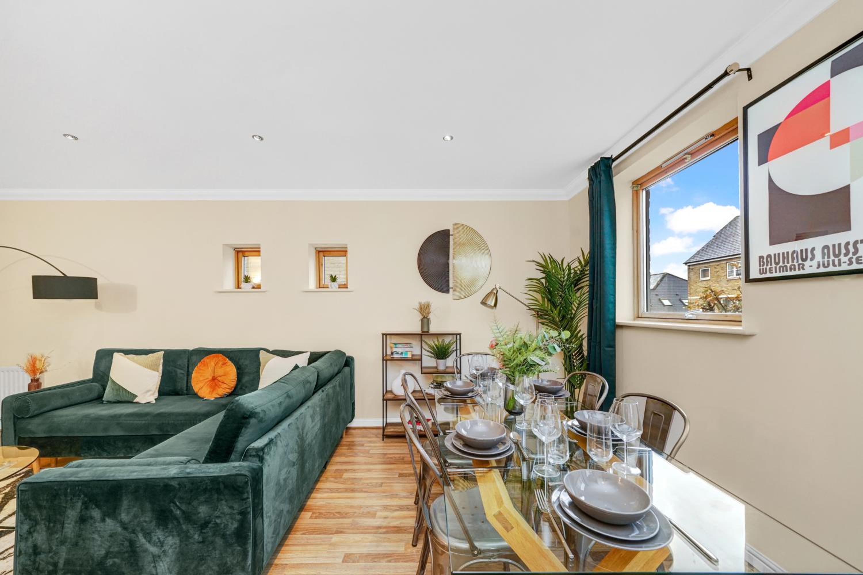 2 Bedroom Riverside Apartment Short Term Rental & Flexible Renting Canary Wharf!