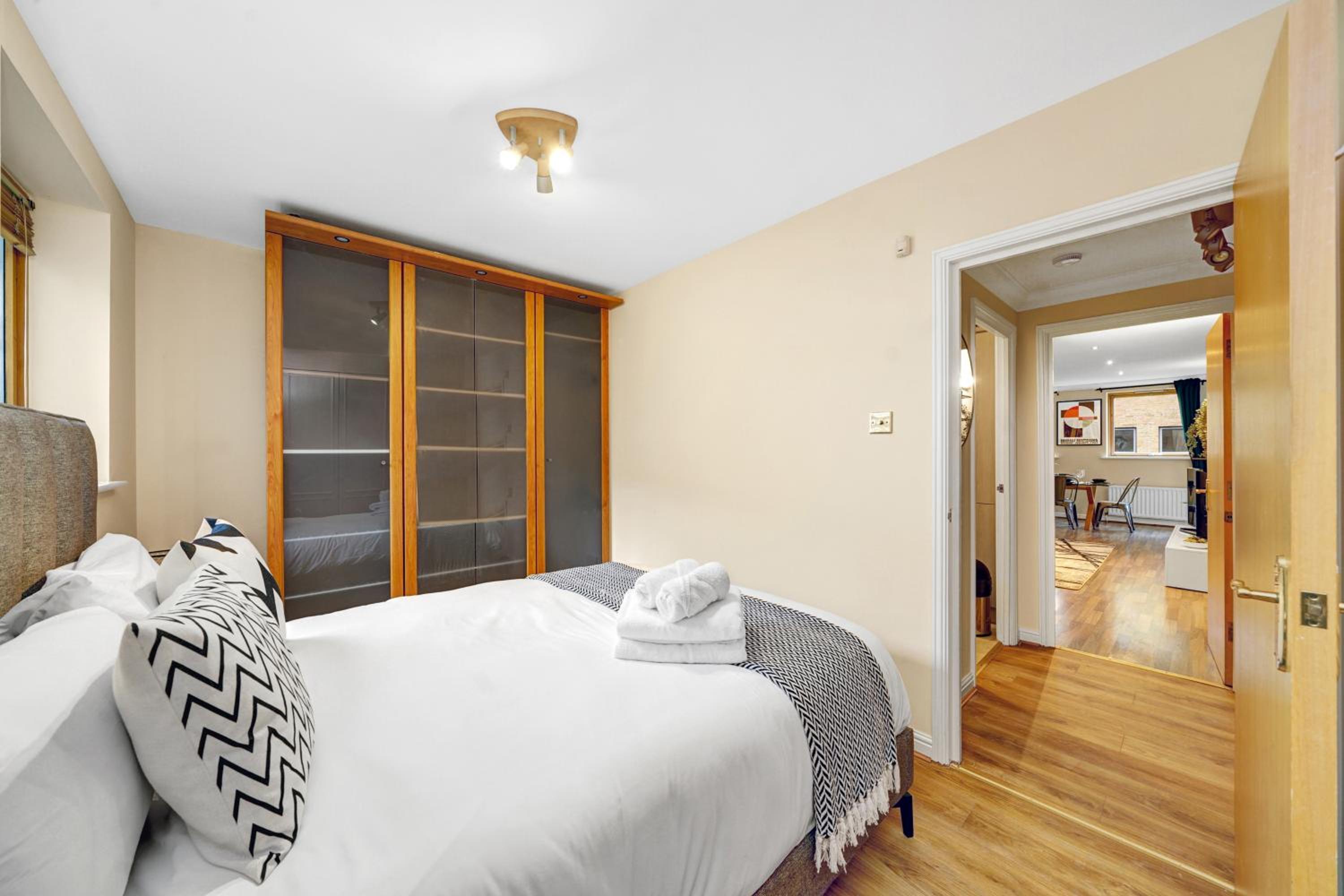 2 Bedroom Riverside Apartment Short Term Rental & Flexible Renting Canary Wharf!