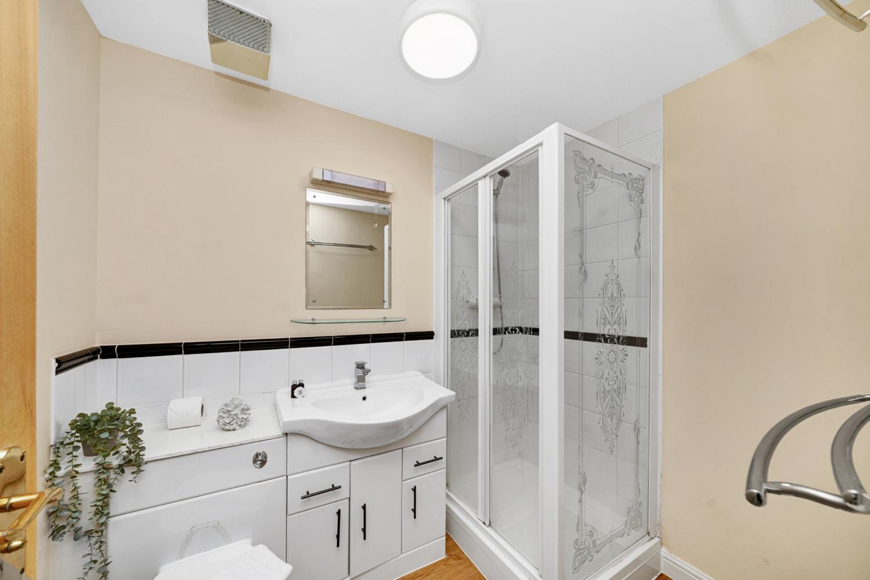 2 Bedroom Riverside Apartment Short Term Rental & Flexible Renting Canary Wharf!