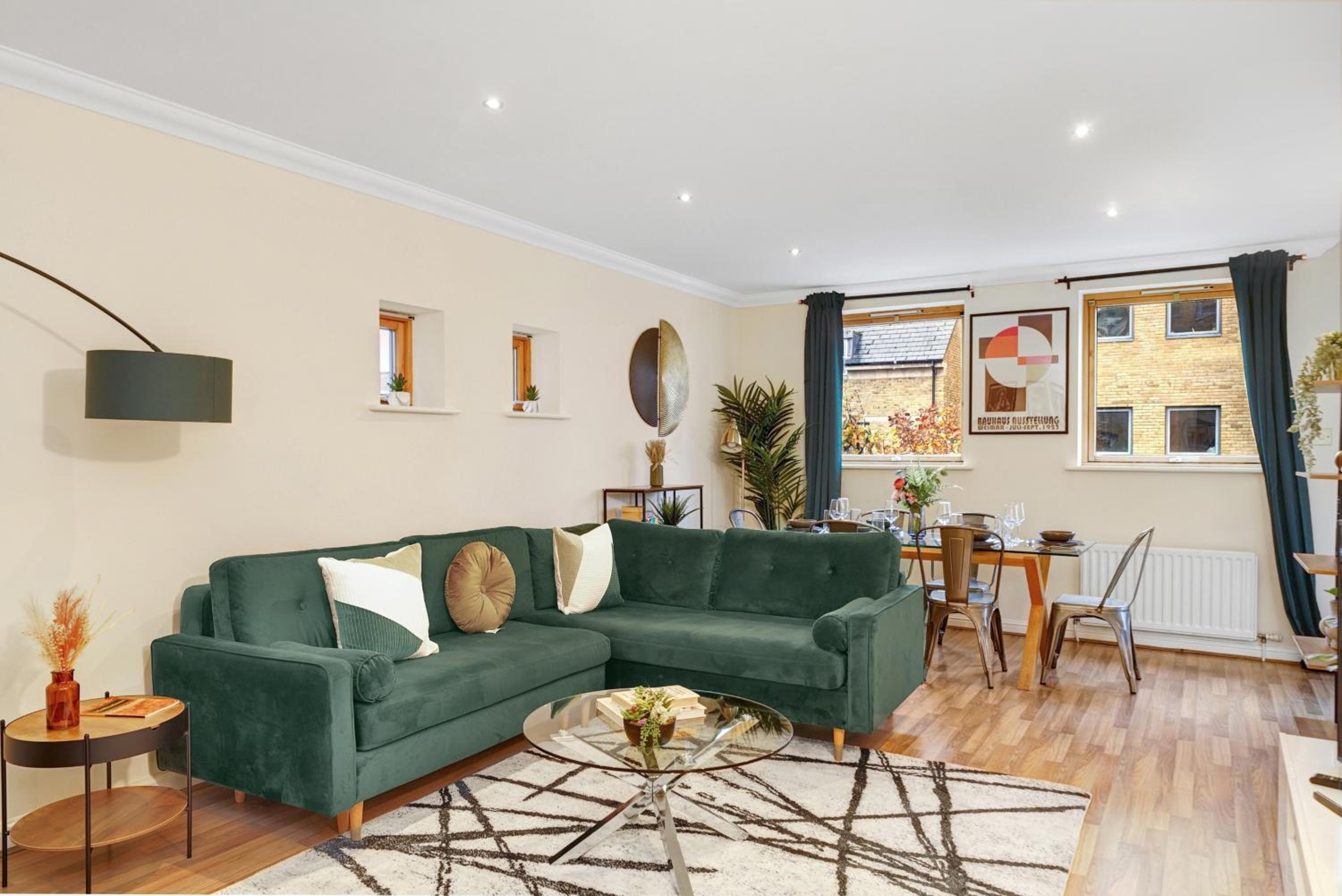 2 Bedroom Riverside Apartment Short Term Rental & Flexible Renting Canary Wharf!