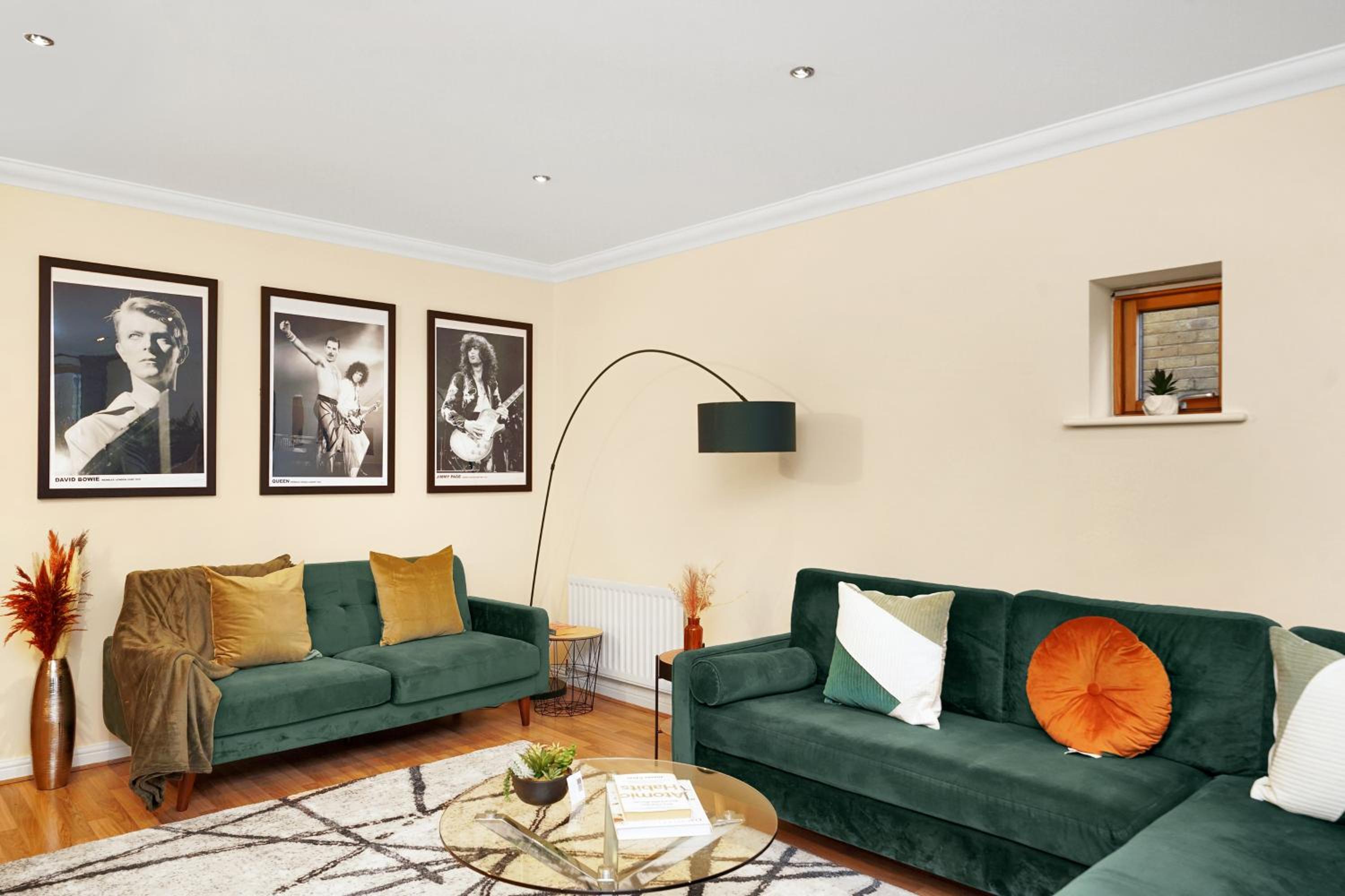 2 Bedroom Riverside Apartment Short Term Rental & Flexible Renting Canary Wharf!
