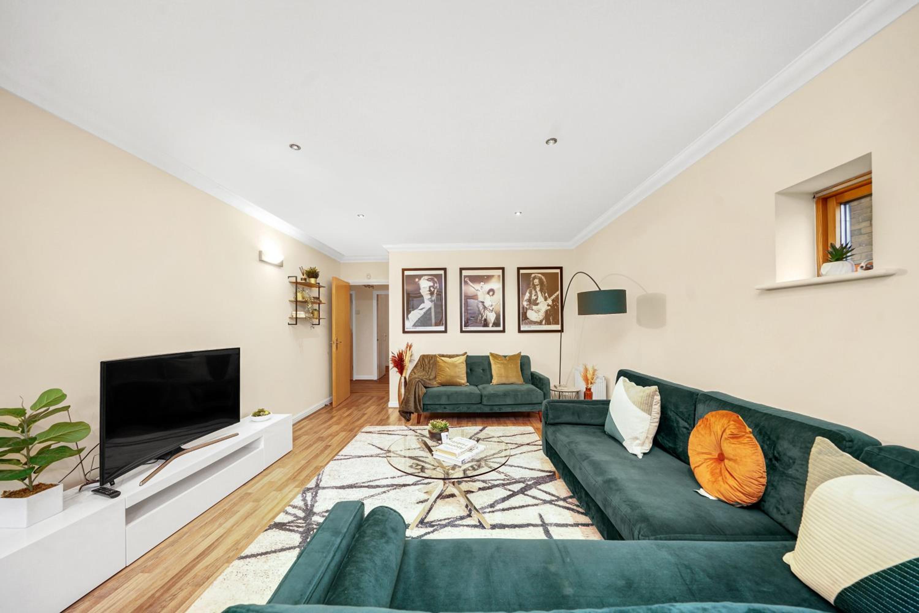 2 Bedroom Riverside Apartment Short Term Rental & Flexible Renting Canary Wharf!