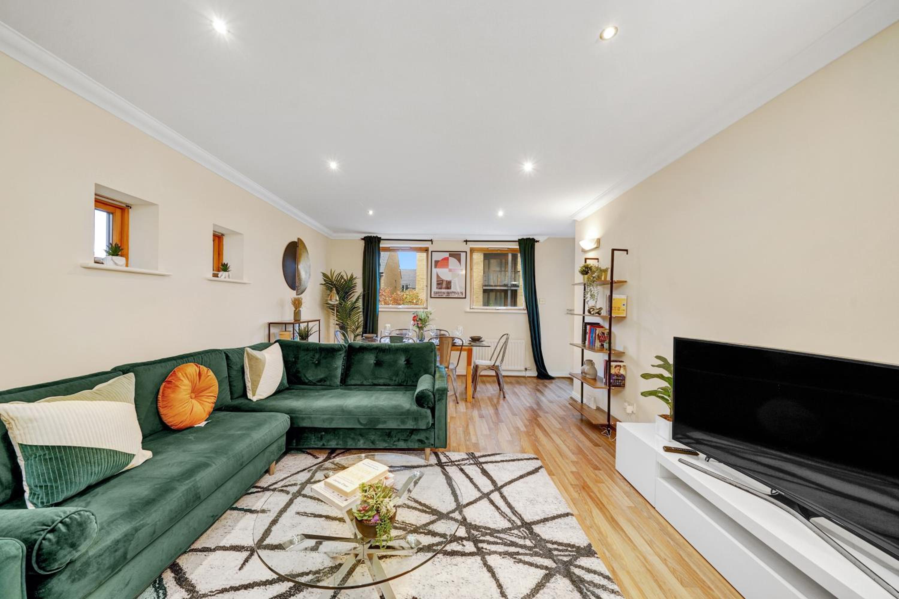 2 Bedroom Riverside Apartment Short Term Rental & Flexible Renting Canary Wharf!