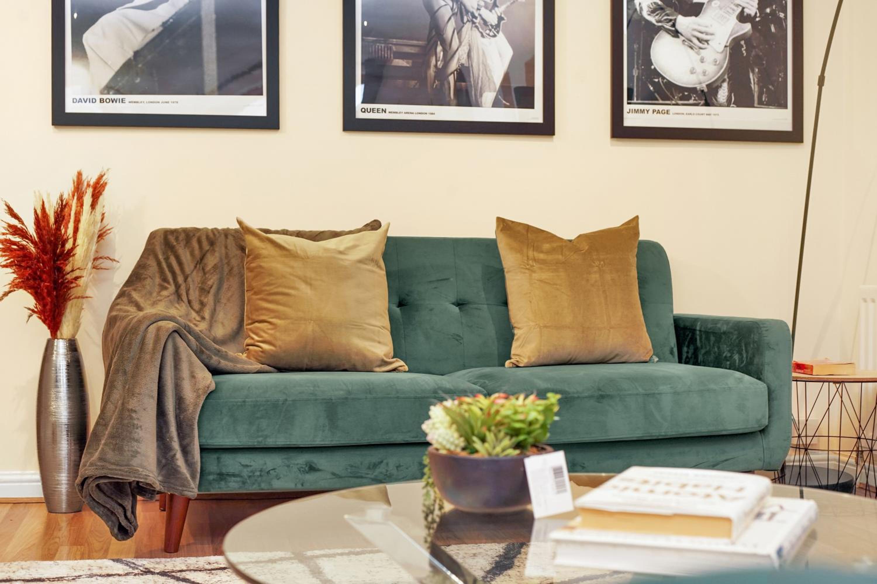 2 Bedroom Riverside Apartment Short Term Rental & Flexible Renting Canary Wharf!