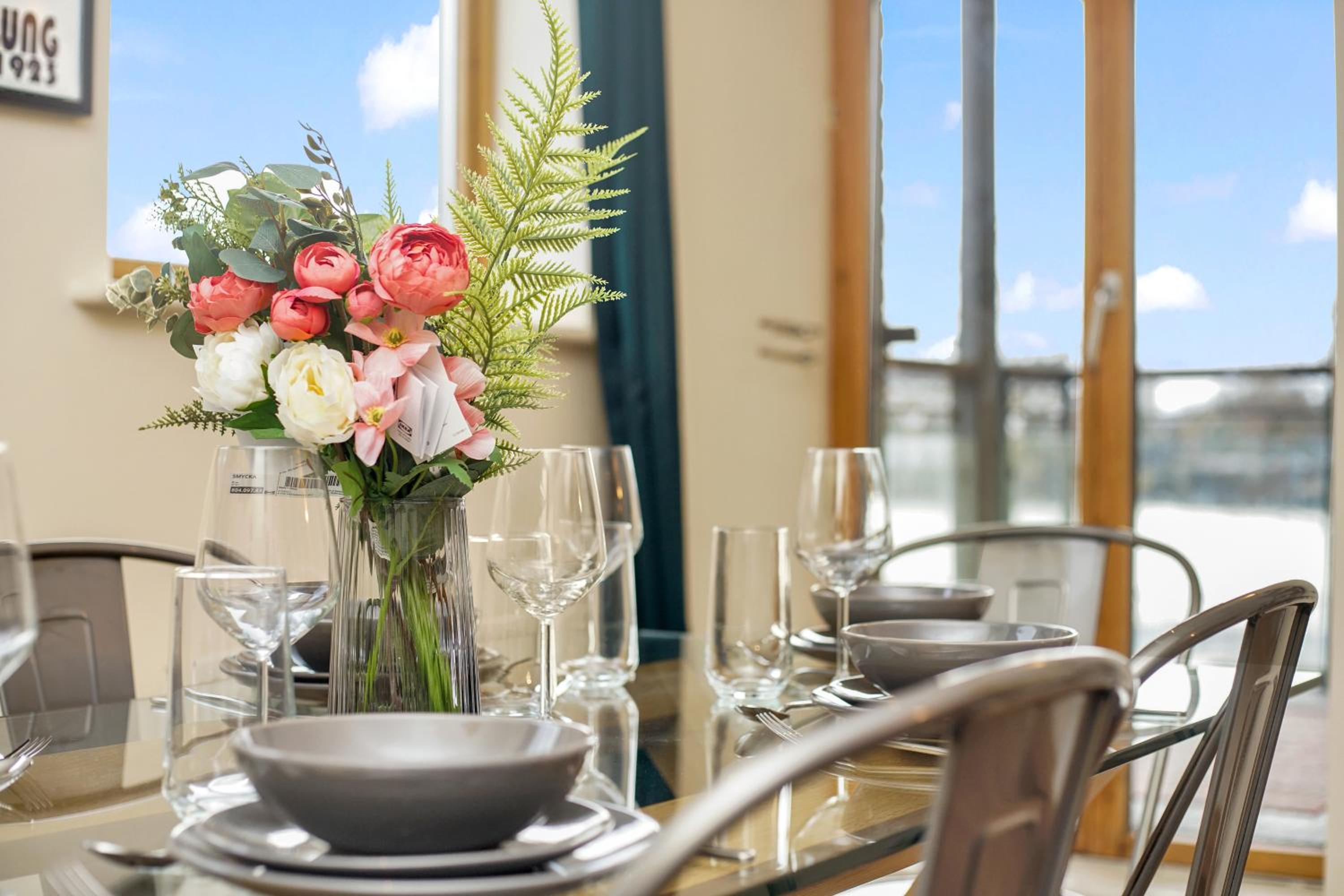 2 Bedroom Riverside Apartment Short Term Rental & Flexible Renting Canary Wharf!