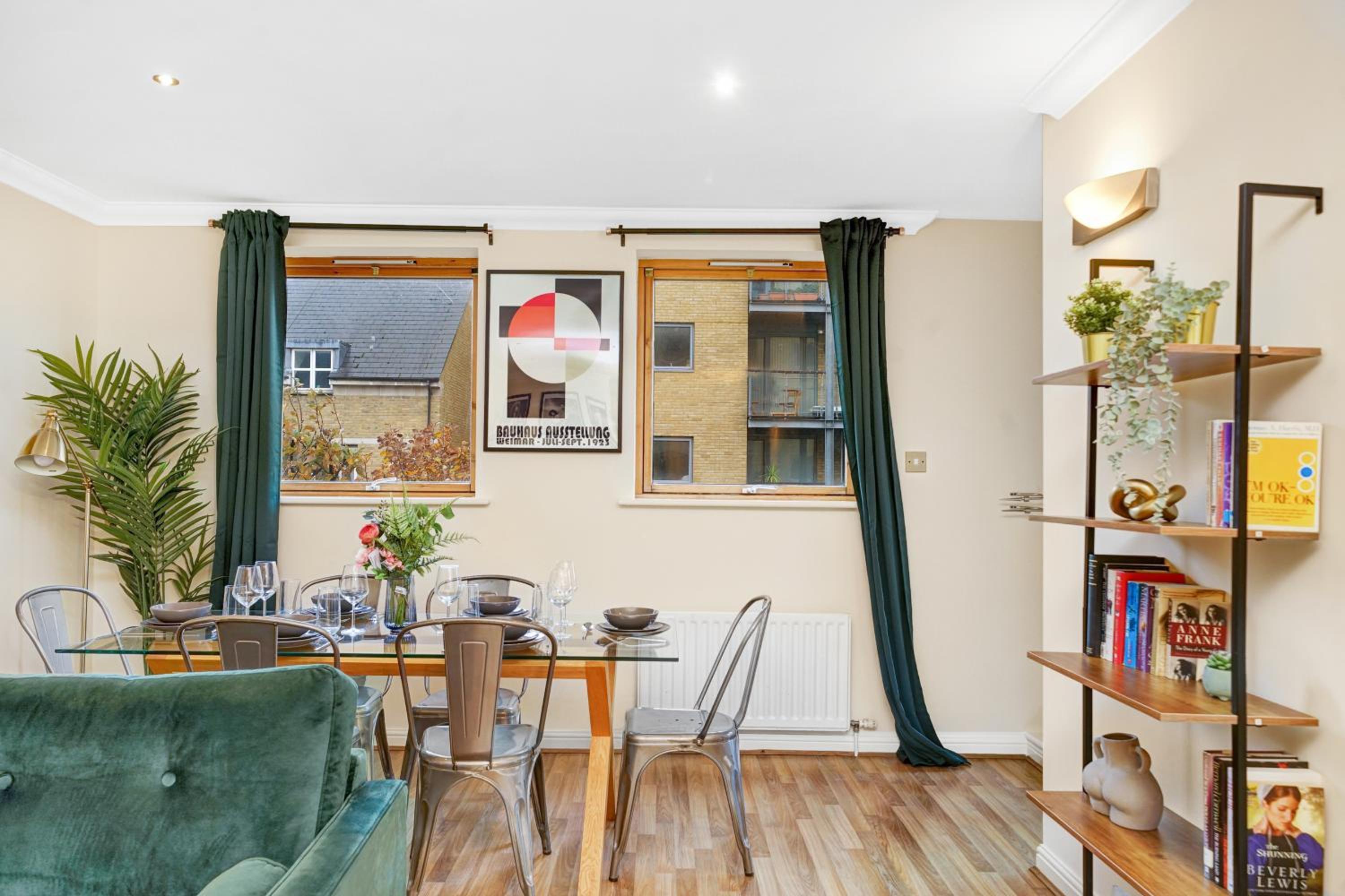 2 Bedroom Riverside Apartment Short Term Rental & Flexible Renting Canary Wharf!
