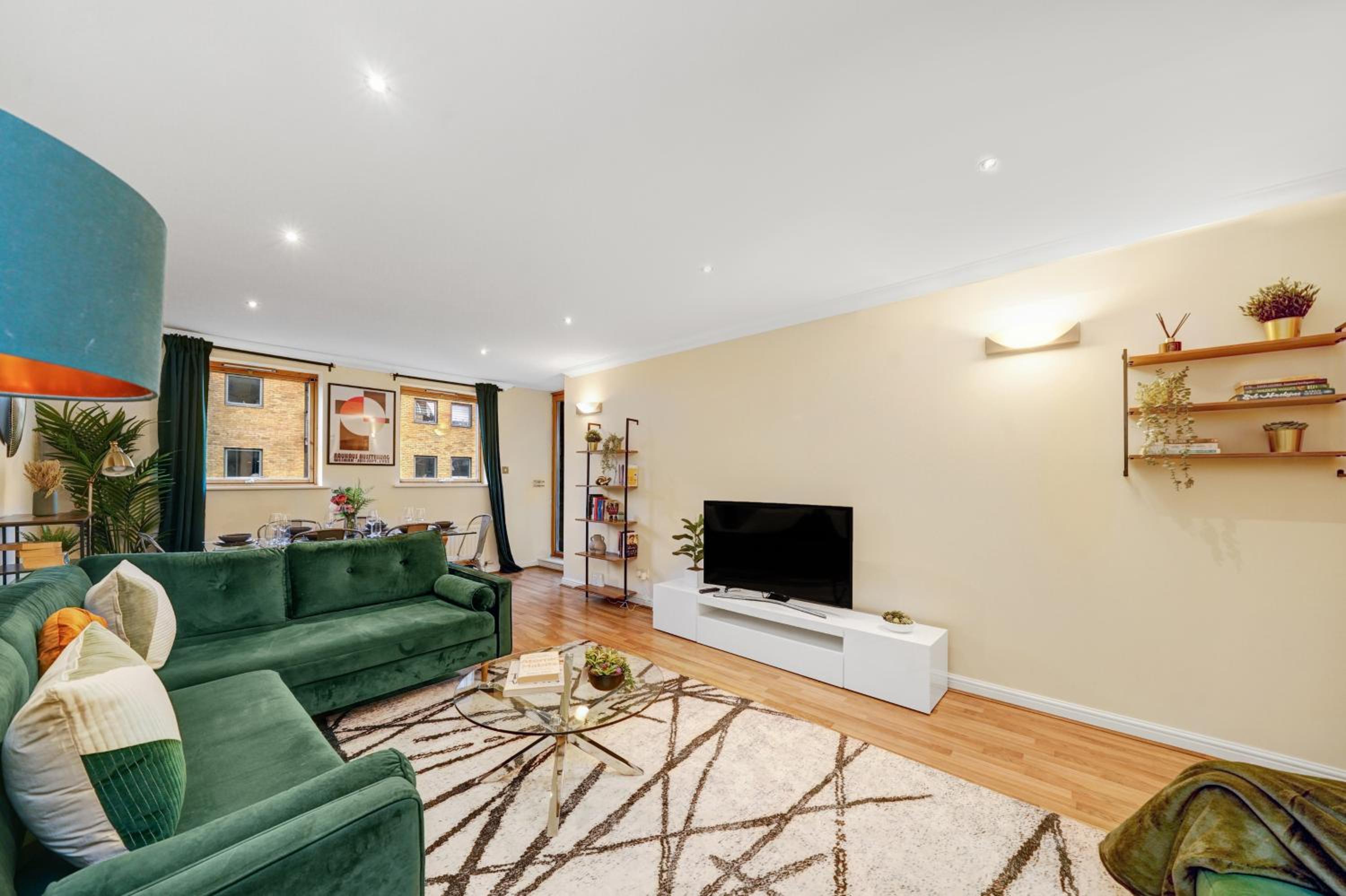 2 Bedroom Riverside Apartment Short Term Rental & Flexible Renting Canary Wharf!