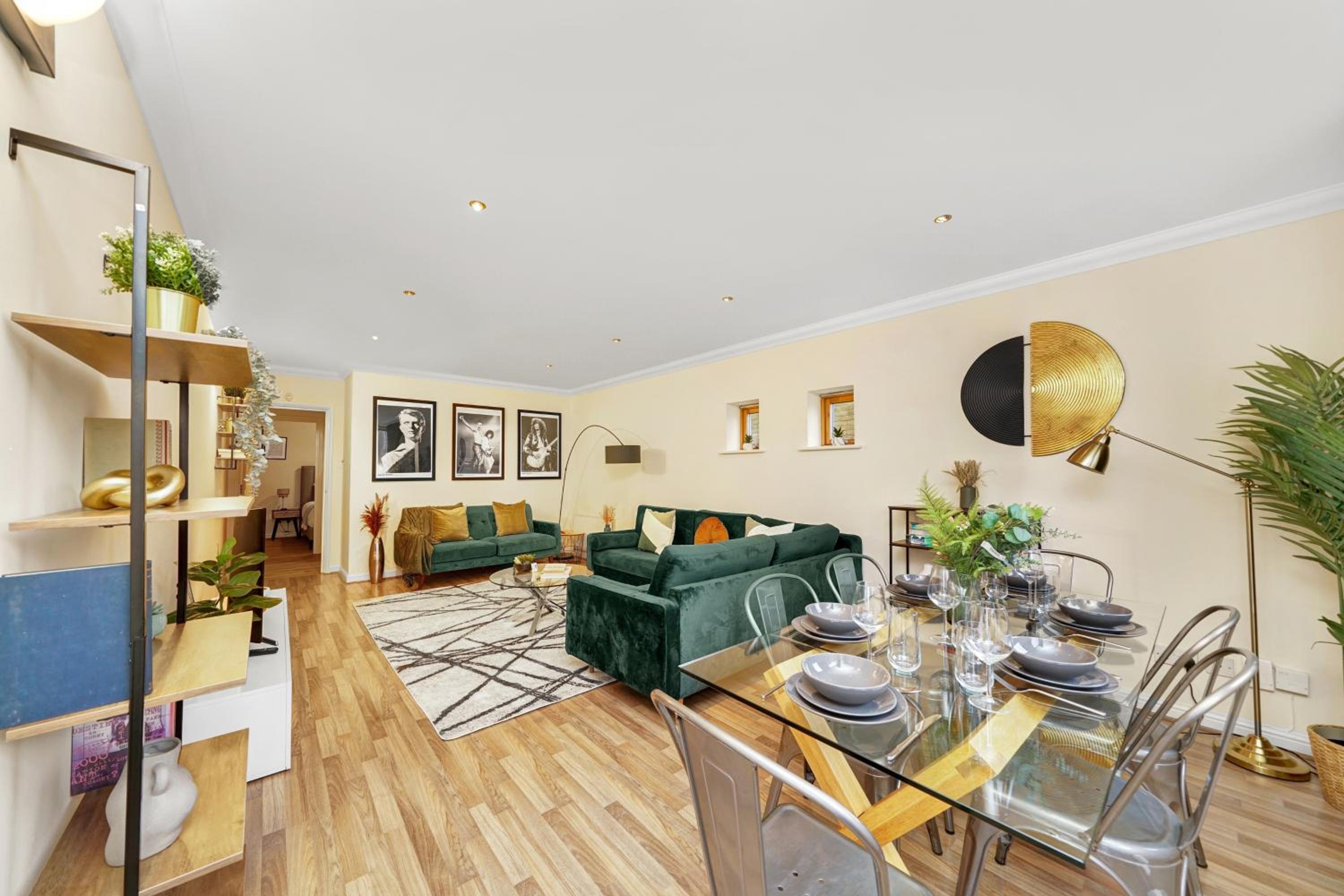 2 Bedroom Riverside Apartment Short Term Rental & Flexible Renting Canary Wharf!