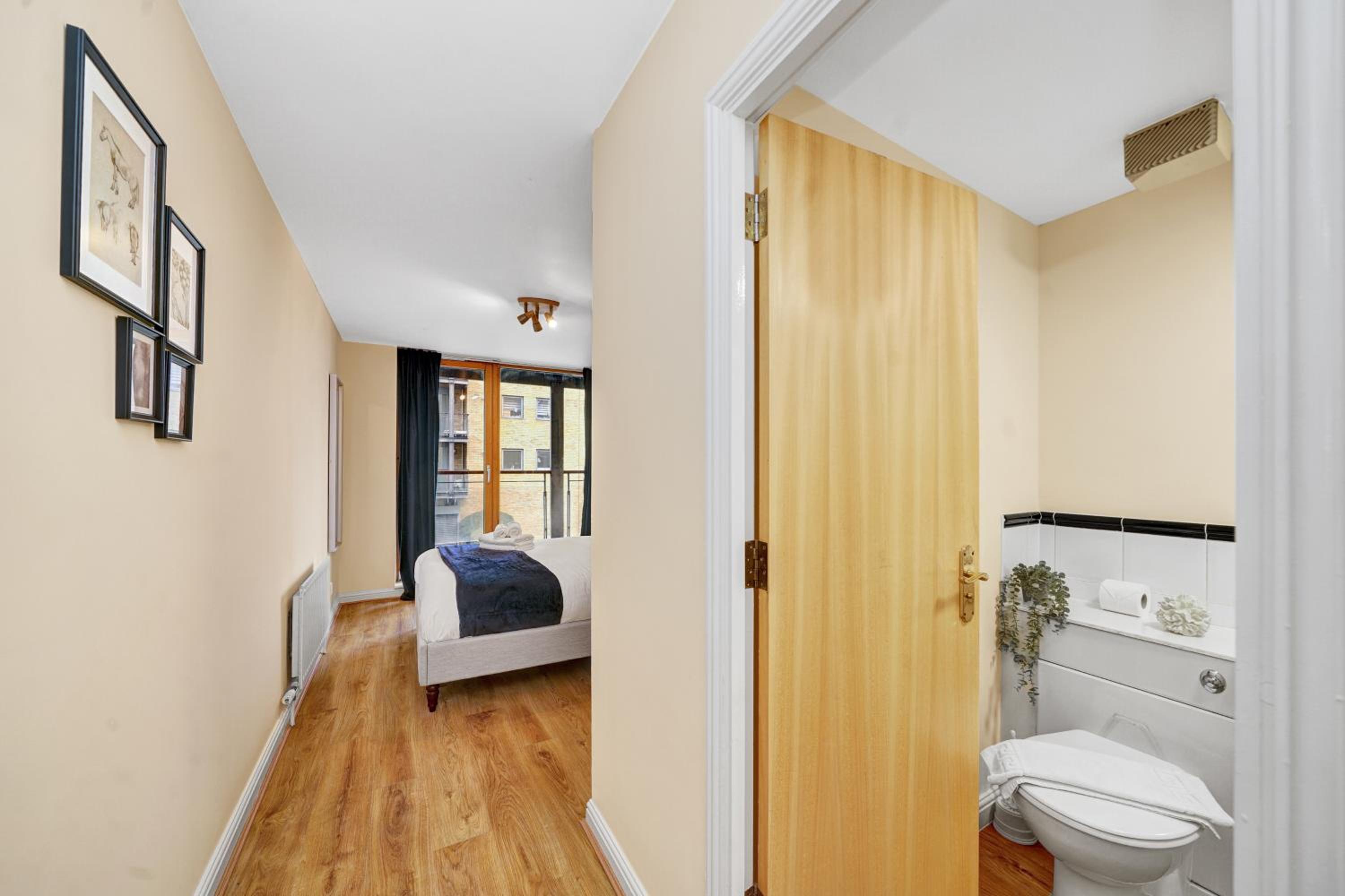 2 Bedroom Riverside Apartment Short Term Rental & Flexible Renting Canary Wharf!