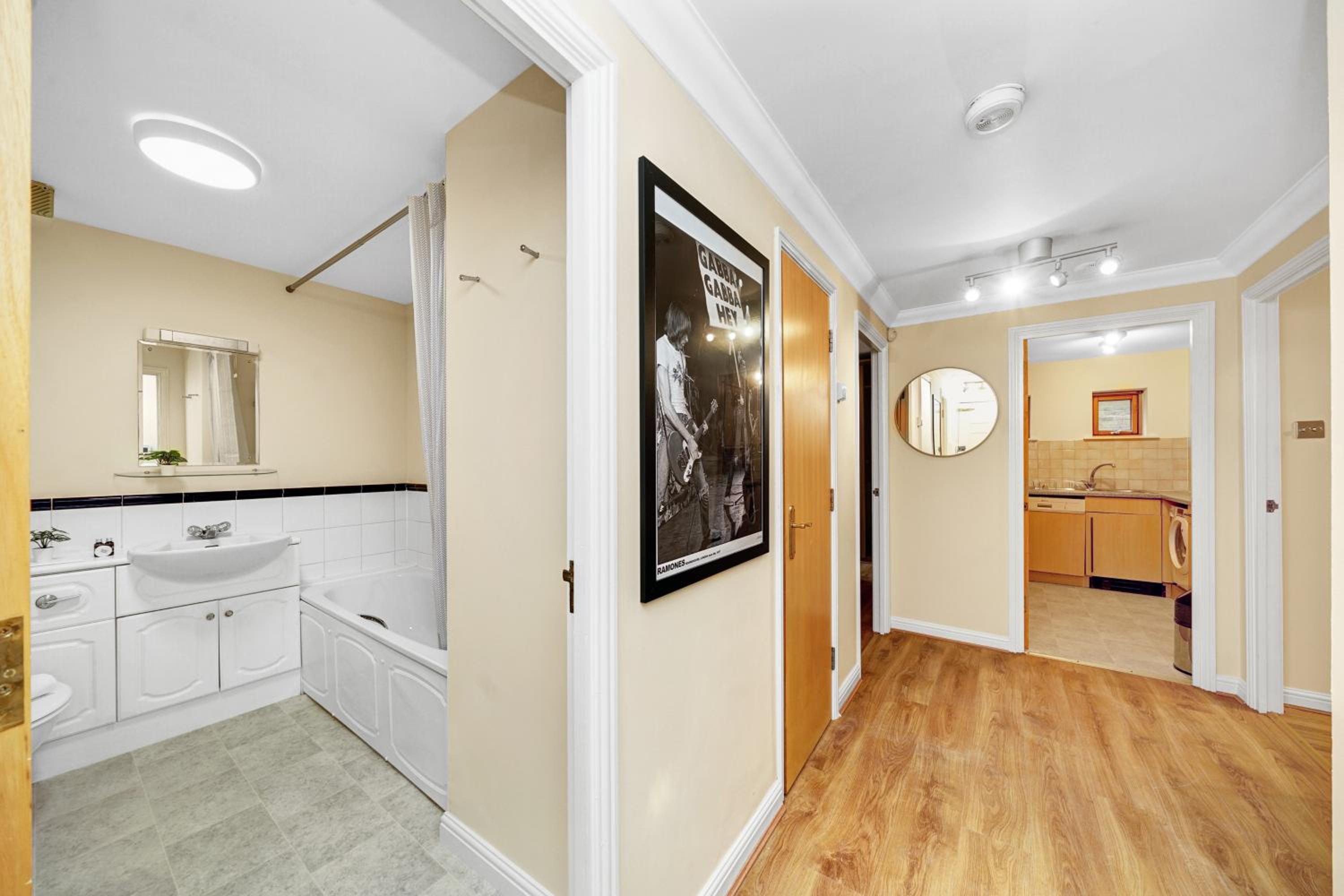 2 Bedroom Riverside Apartment Short Term Rental & Flexible Renting Canary Wharf!