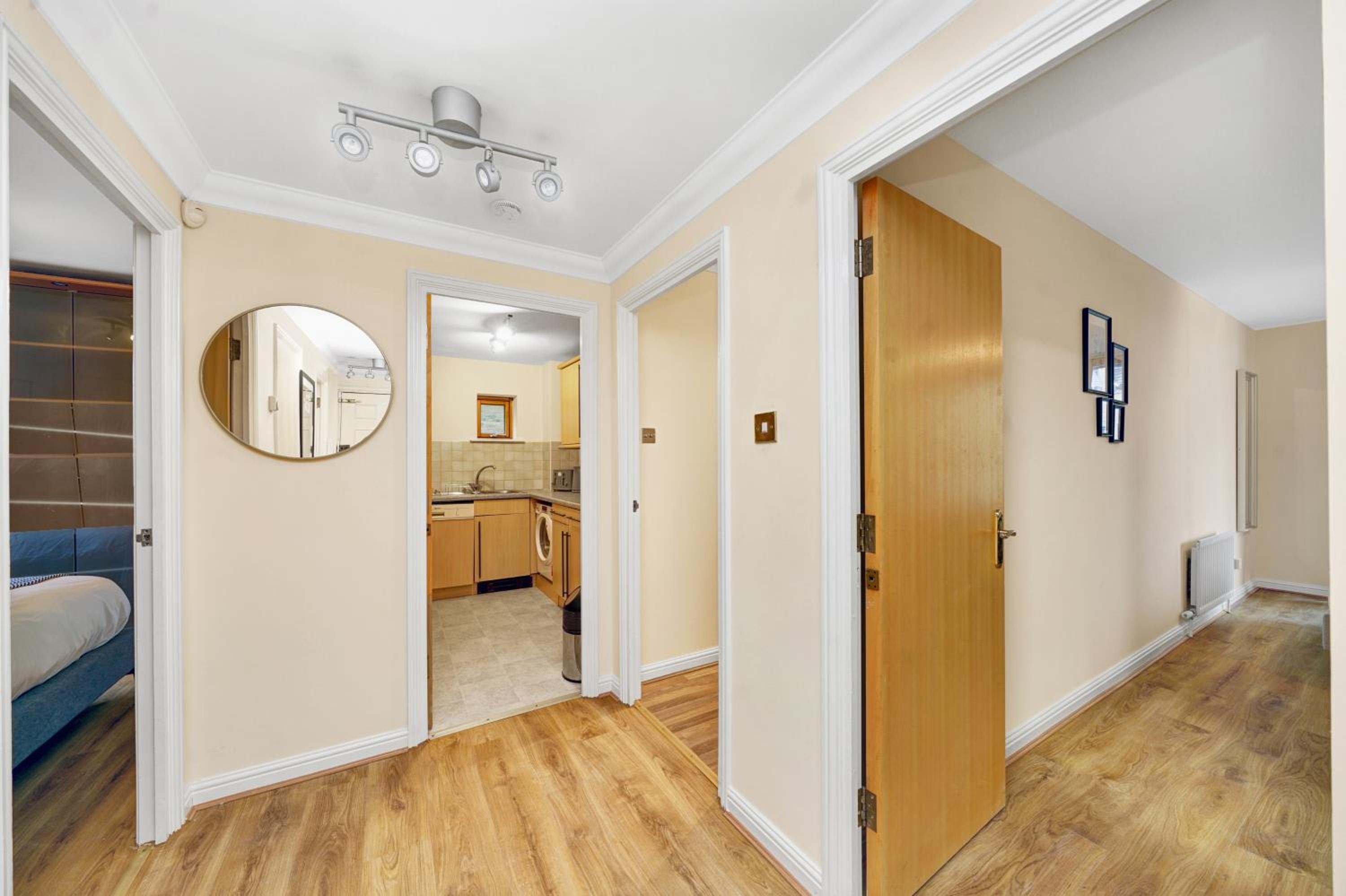 2 Bedroom Riverside Apartment Short Term Rental & Flexible Renting Canary Wharf!