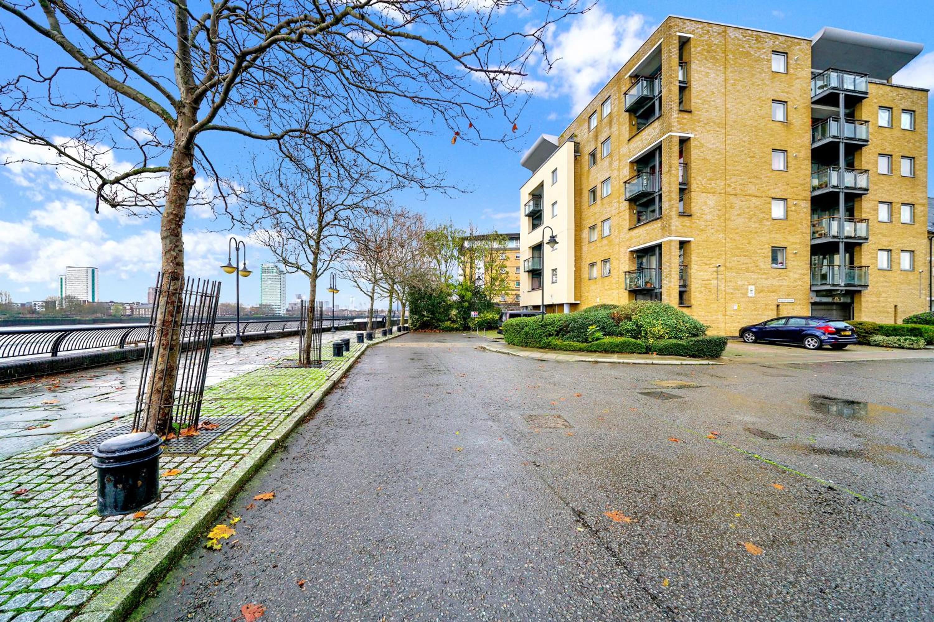 2 Bedroom Riverside Apartment Short Term Rental & Flexible Renting Canary Wharf!