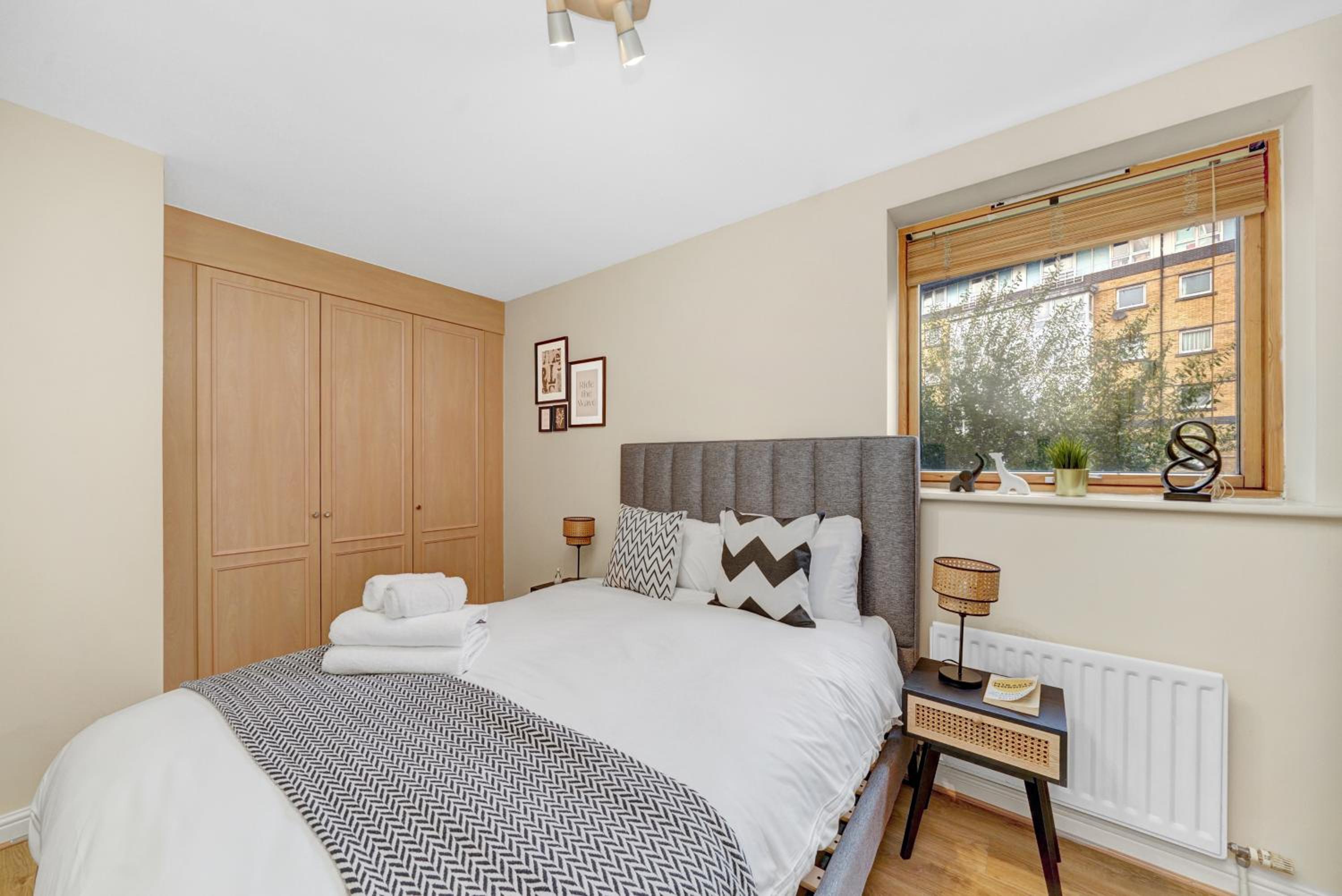 2 Bedroom Riverside Apartment Short Term Rental & Flexible Renting Canary Wharf!