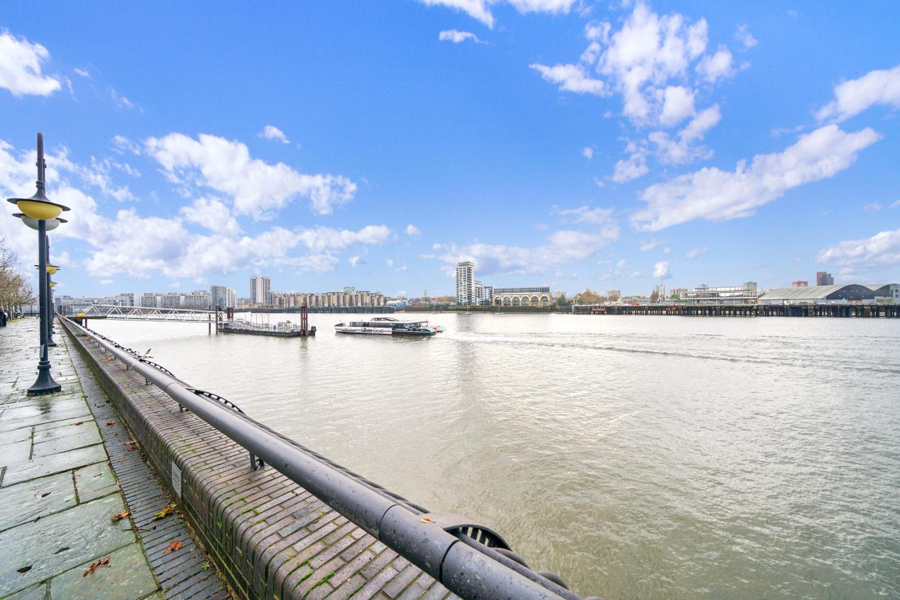 2 Bedroom Riverside Apartment Short Term Rental & Flexible Renting Canary Wharf!