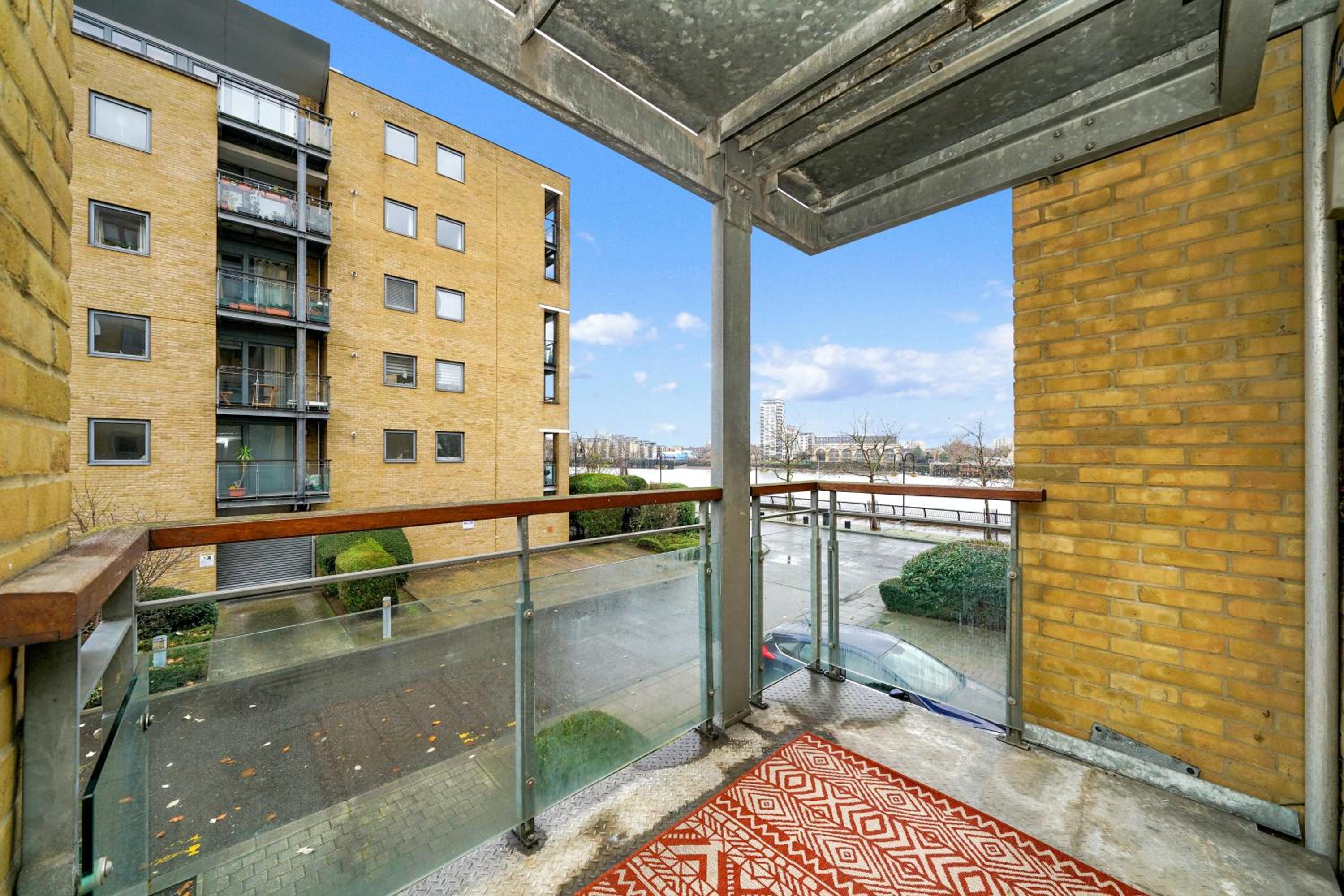 2 Bedroom Riverside Apartment Short Term Rental & Flexible Renting Canary Wharf!