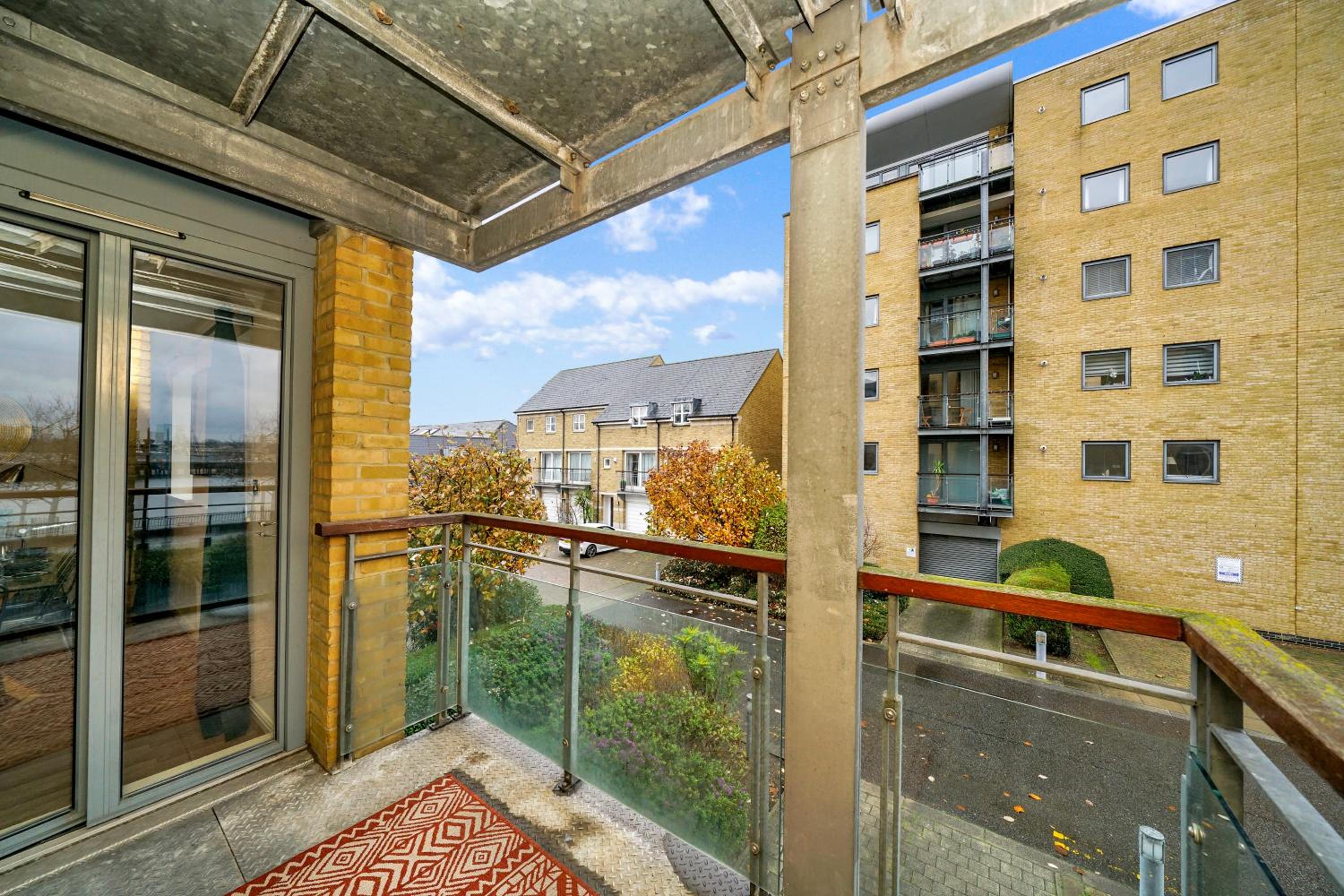 2 Bedroom Riverside Apartment Short Term Rental & Flexible Renting Canary Wharf!