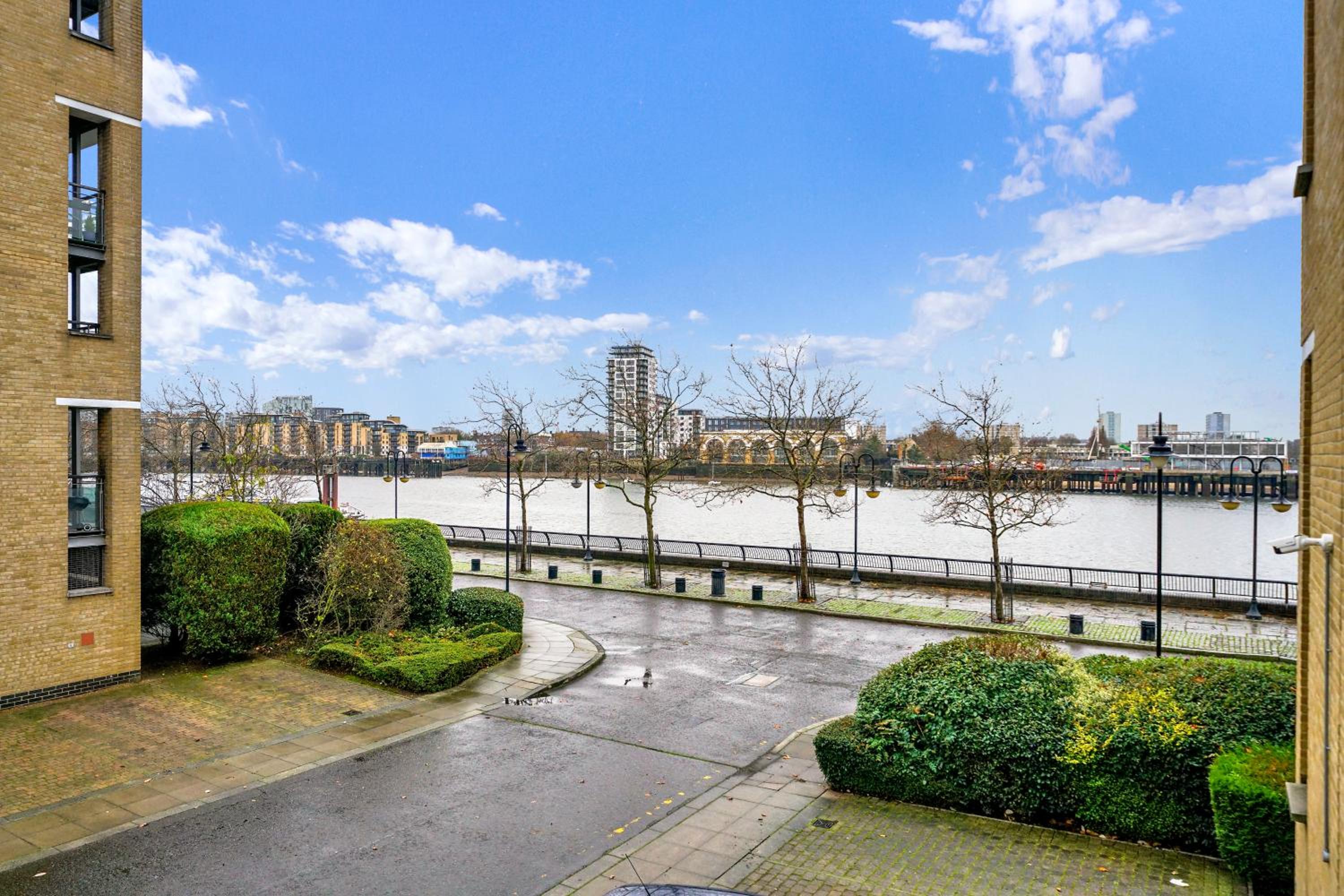 2 Bedroom Riverside Apartment Short Term Rental & Flexible Renting Canary Wharf!