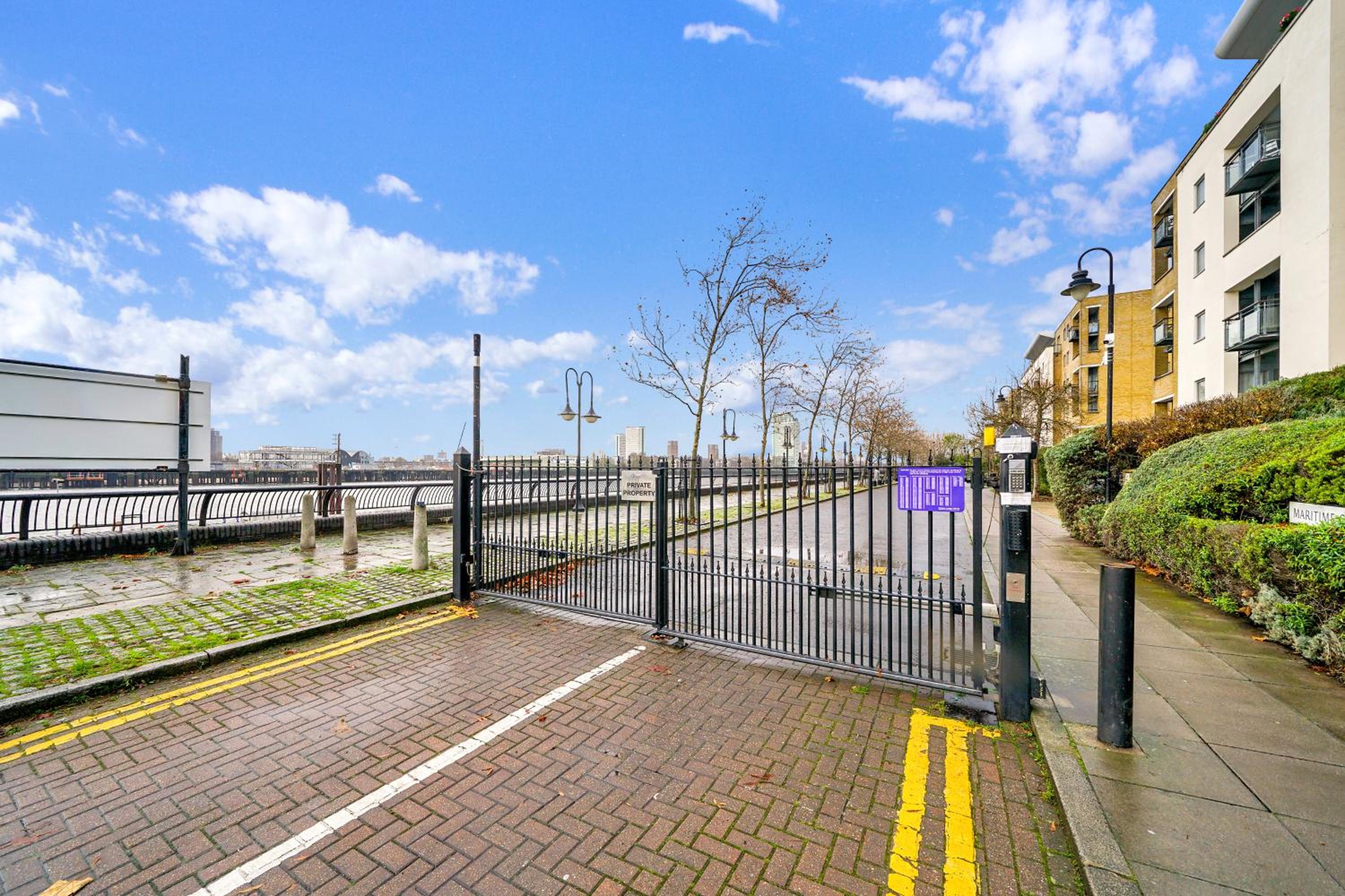 2 Bedroom Riverside Apartment Short Term Rental & Flexible Renting Canary Wharf!