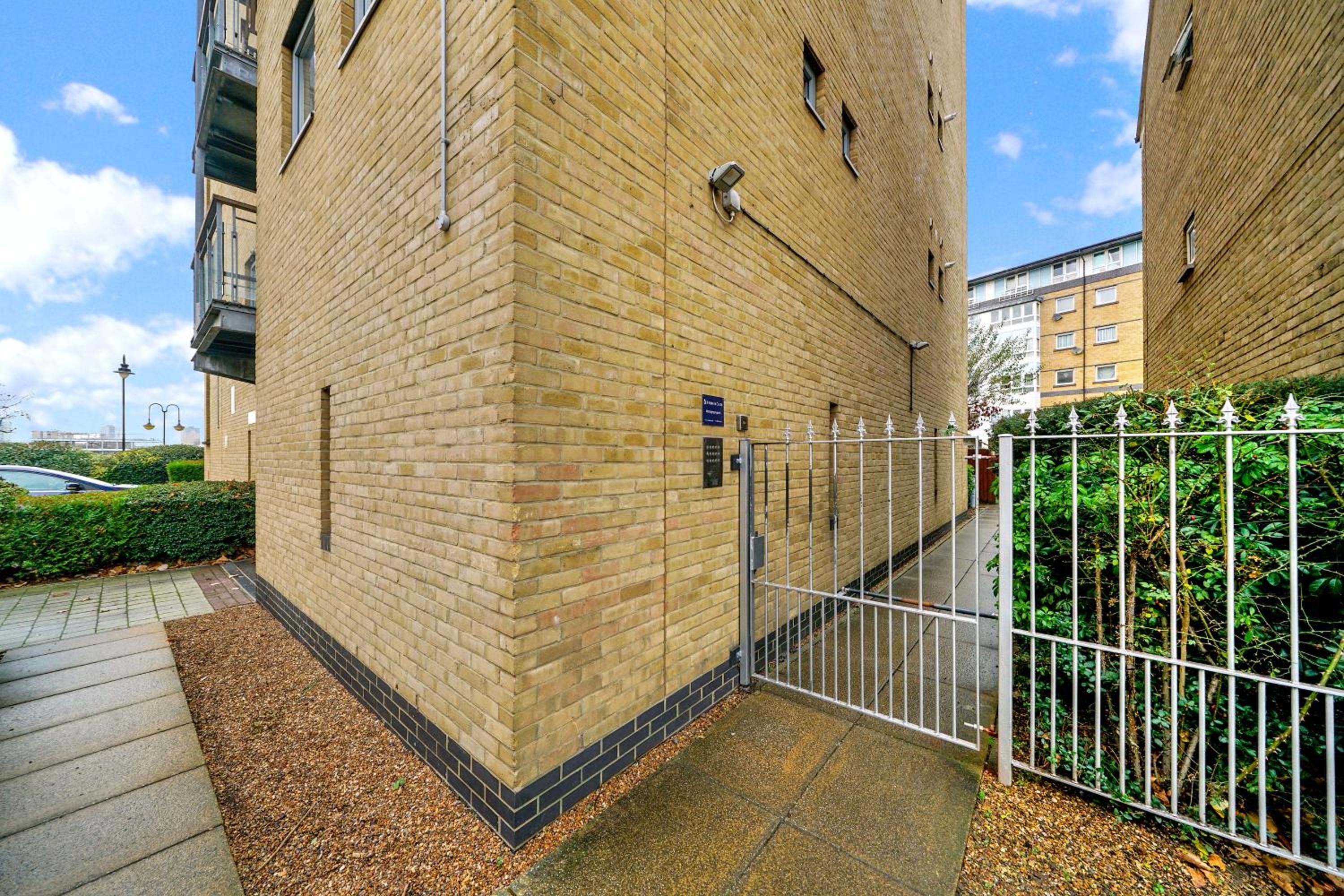 2 Bedroom Riverside Apartment Short Term Rental & Flexible Renting Canary Wharf!