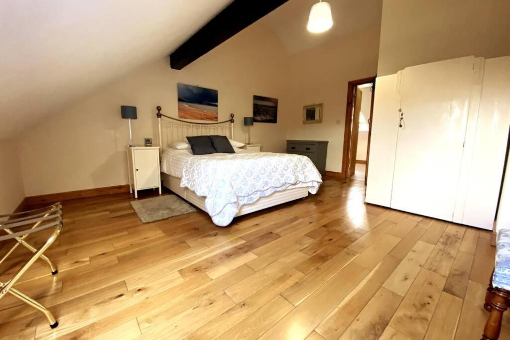 Pretty Wood Cottage