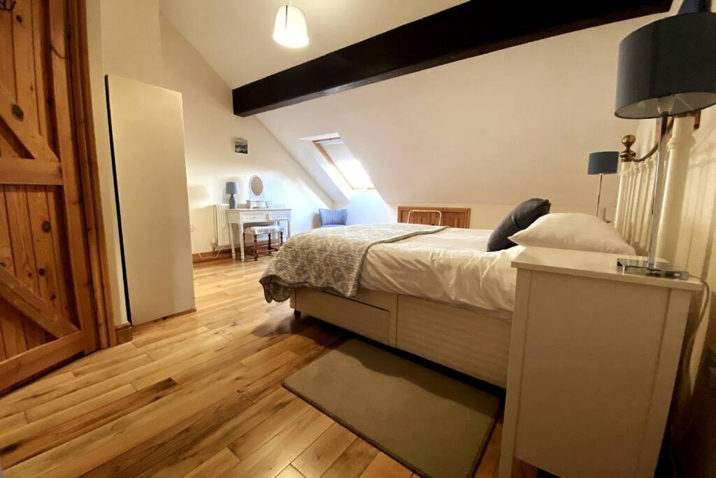 Pretty Wood Cottage
