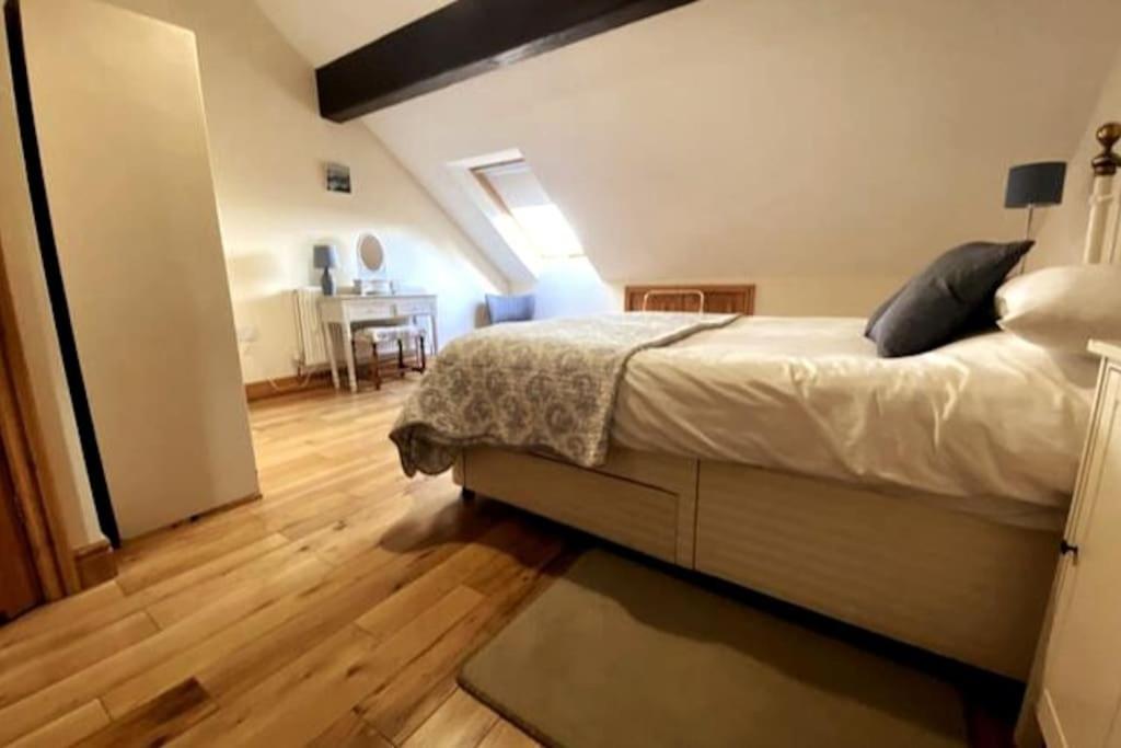 Pretty Wood Cottage