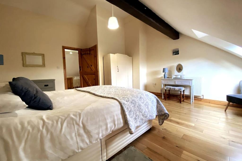 Pretty Wood Cottage