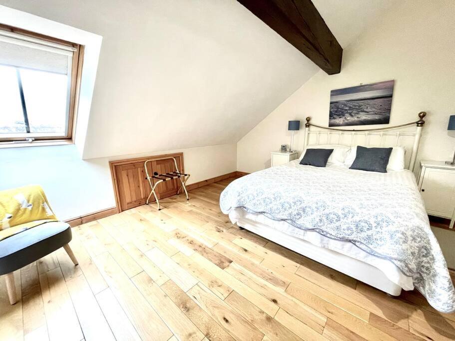 Pretty Wood Cottage