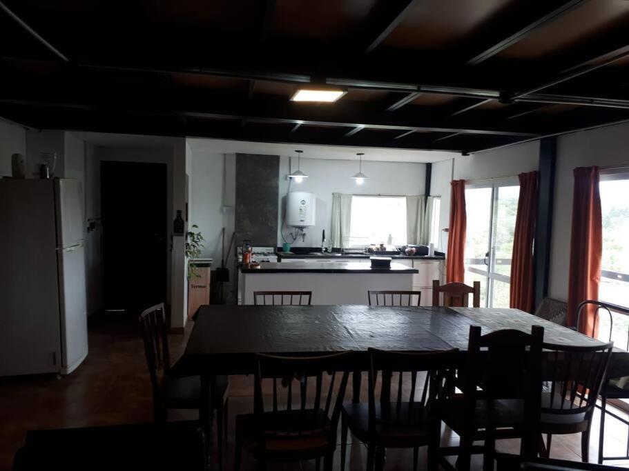 Casa Hebe - En las sierras de Córdoba - cuenta con tres habitaciones y capacidad para 8 personas, tranquila con increibles vistas