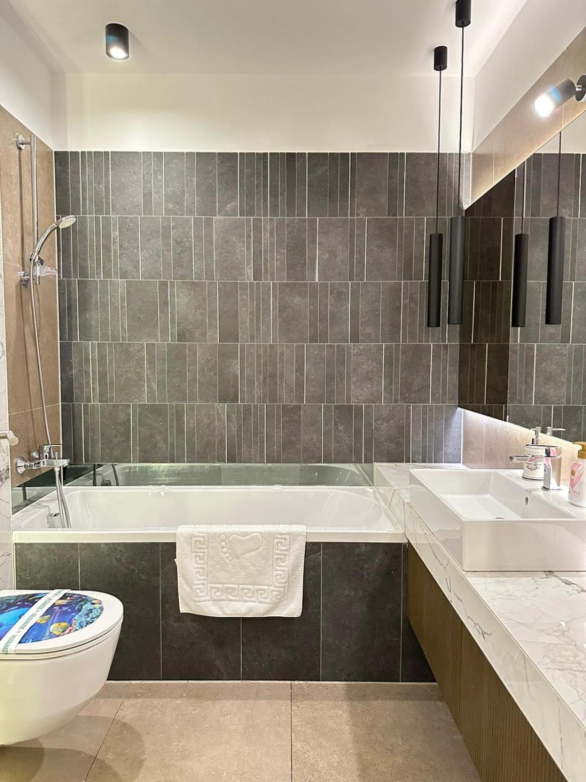 Luxury Apartments near Coresi Mall by GLAM - Parking Option view 3