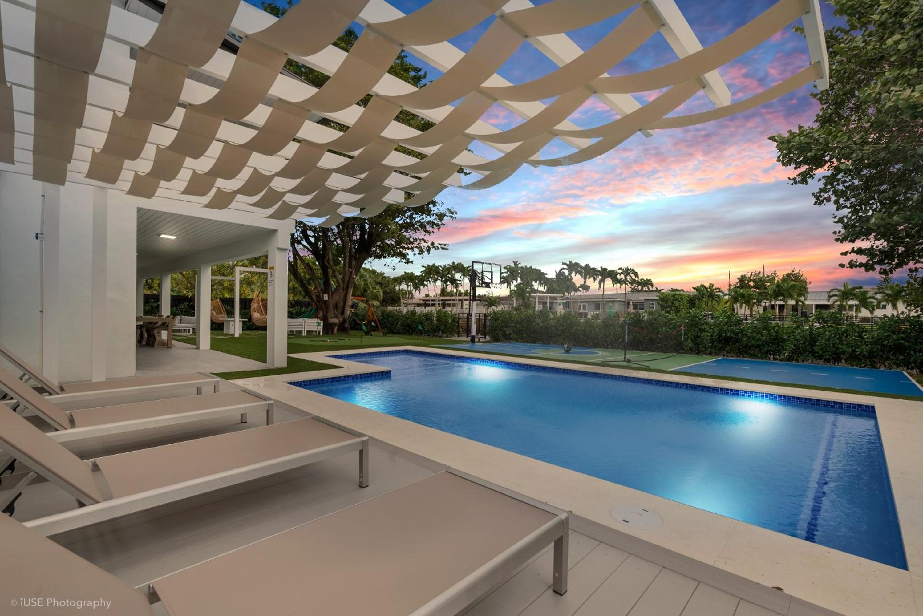 The Grand World Mansion - Game Room, 9 Bed rooms, Htd Pool, Mini Golf,BBQ view 4