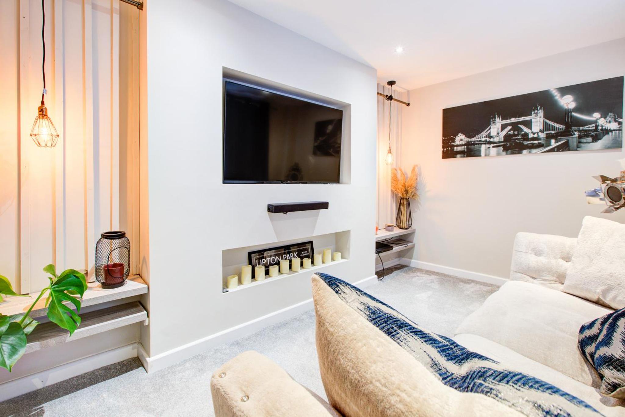 Modern 3 Bedroom House Dog Friendly view 2