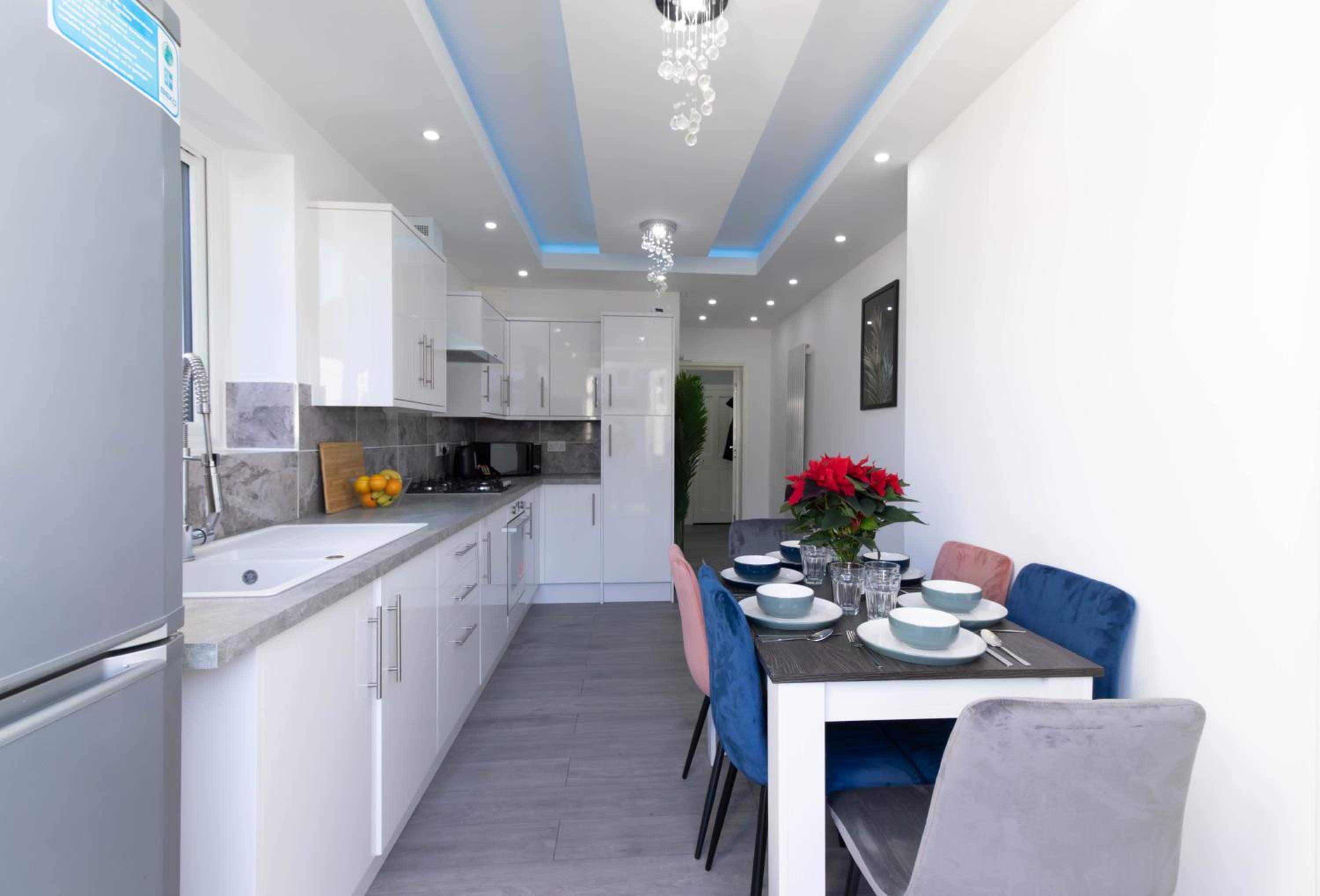 Open Mind Property - 6 Luxury Bedrooms with Free Parking view 2