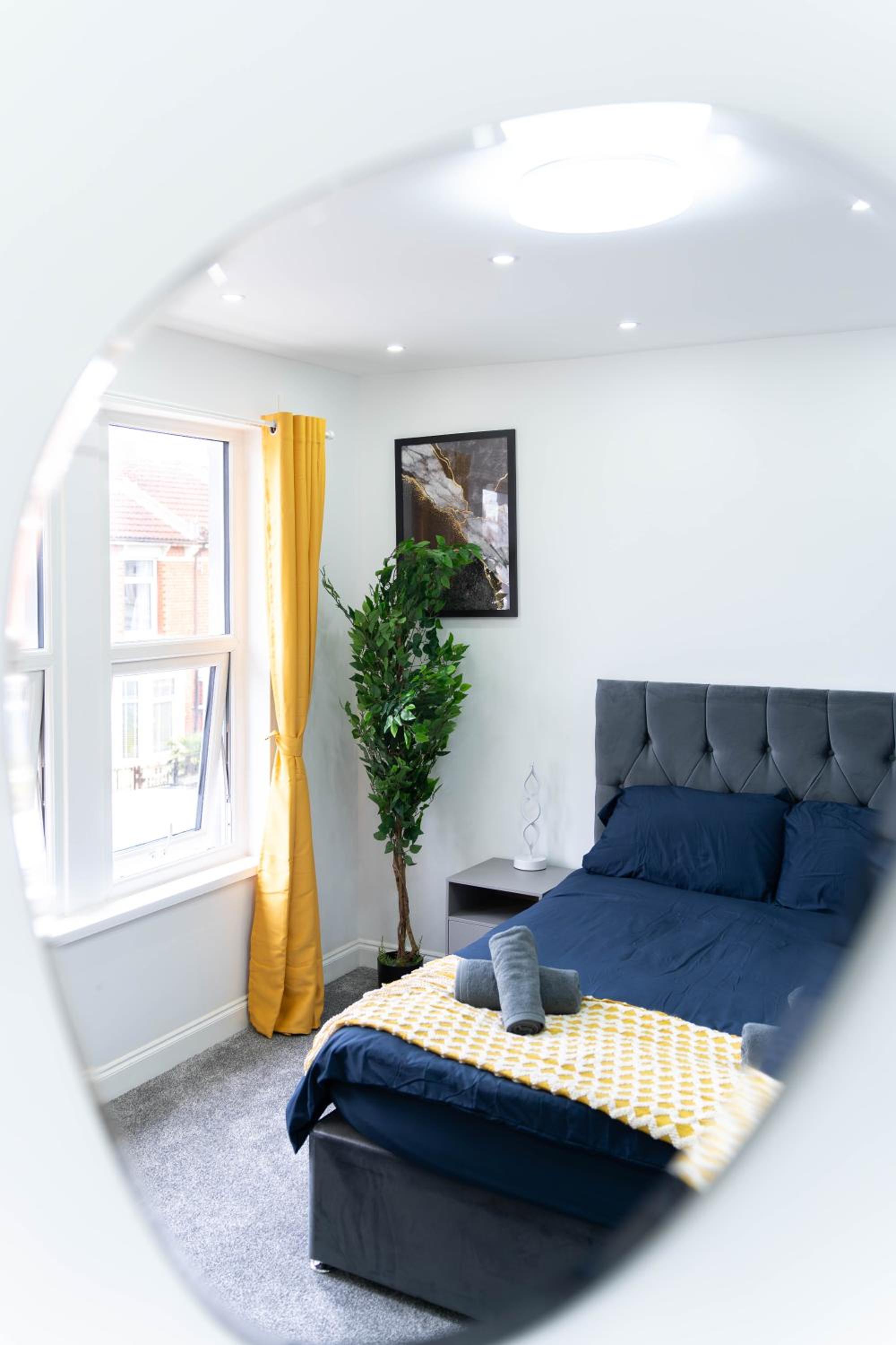 Open Mind Property - 6 Luxury Bedrooms with Free Parking view 4