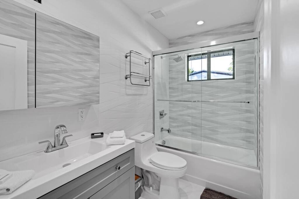 Modern Home, Heated Pool Hot-Tub, 12min to Ocean