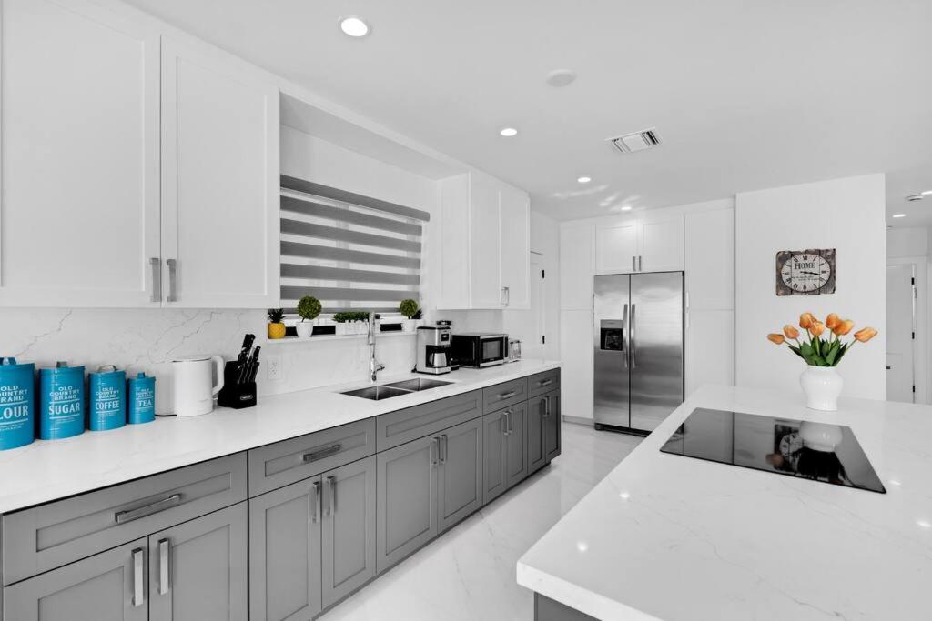 Modern Home, Heated Pool Hot-Tub, 12min to Ocean