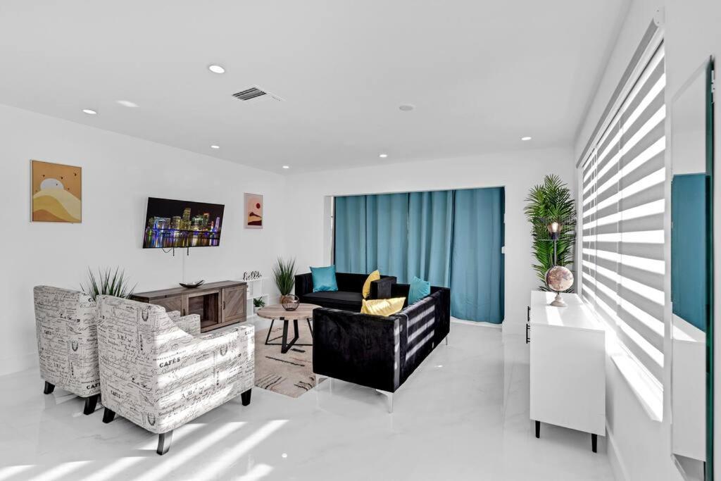 Modern Home, Heated Pool Hot-Tub, 12min to Ocean