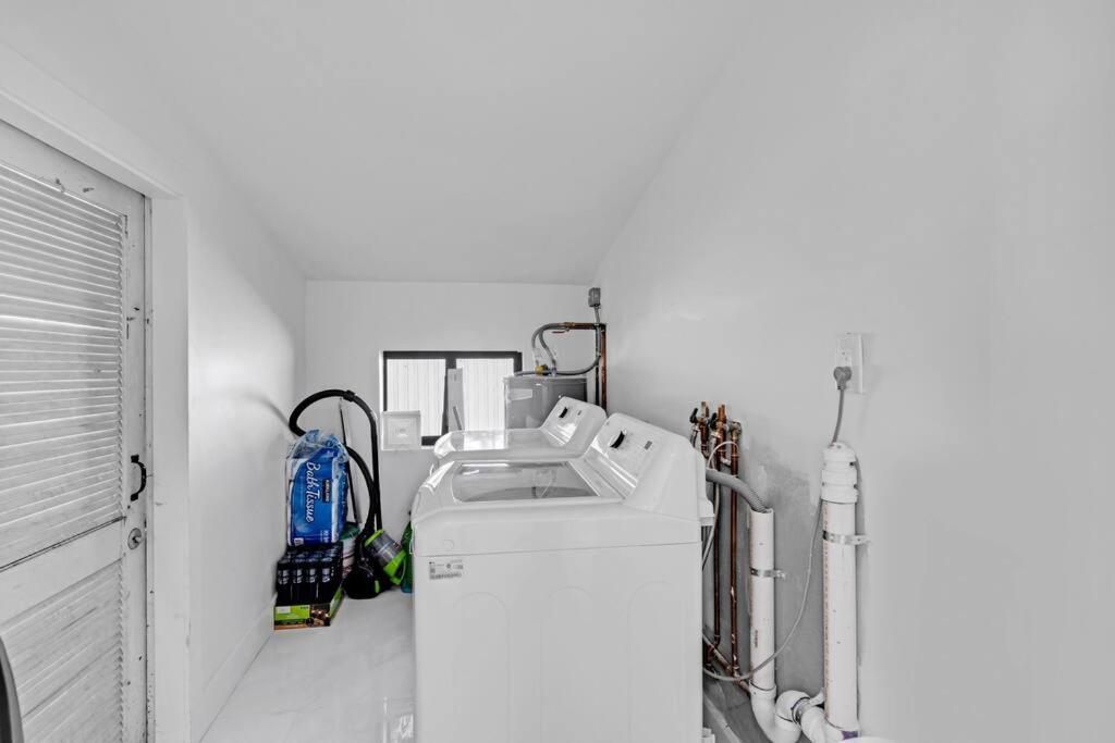 Modern Home, Heated Pool Hot-Tub, 12min to Ocean