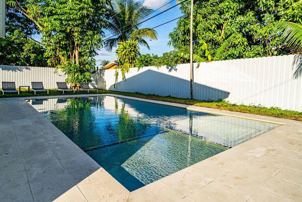 Modern Home, Heated Pool Hot-Tub, 12min to Ocean