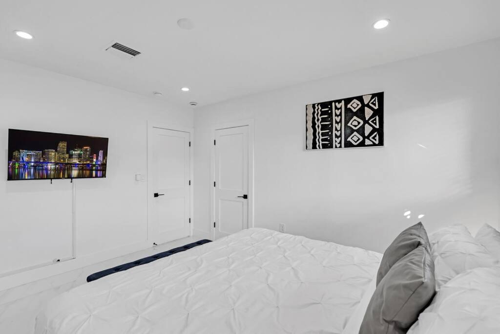 Modern Home, Heated Pool Hot-Tub, 12min to Ocean