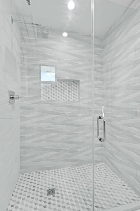 Modern Home, Heated Pool Hot-Tub, 12min to Ocean