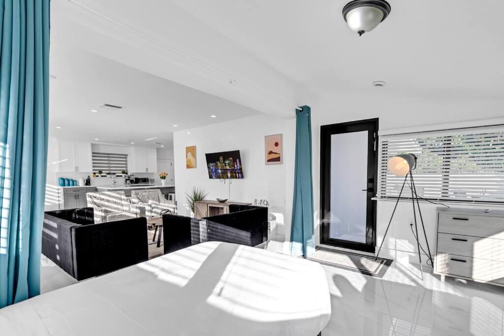 Modern Home, Heated Pool Hot-Tub, 12min to Ocean