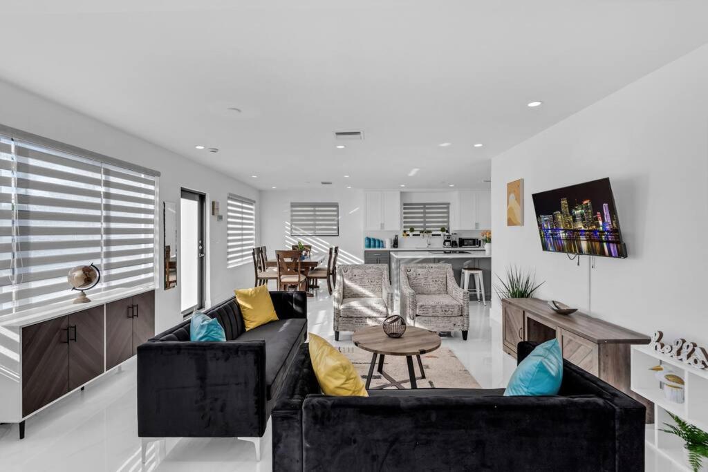 Modern Home, Heated Pool Hot-Tub, 12min to Ocean