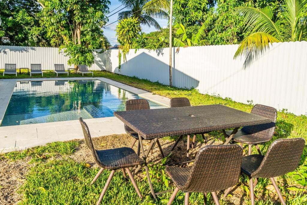 Modern Home, Heated Pool Hot-Tub, 12min to Ocean
