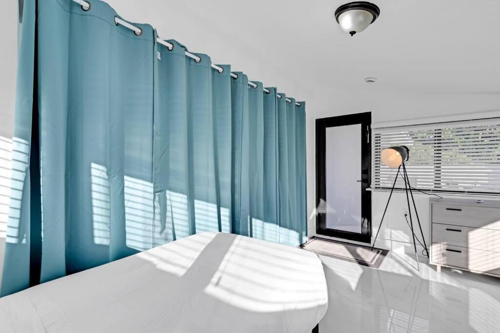 Modern Home, Heated Pool Hot-Tub, 12min to Ocean